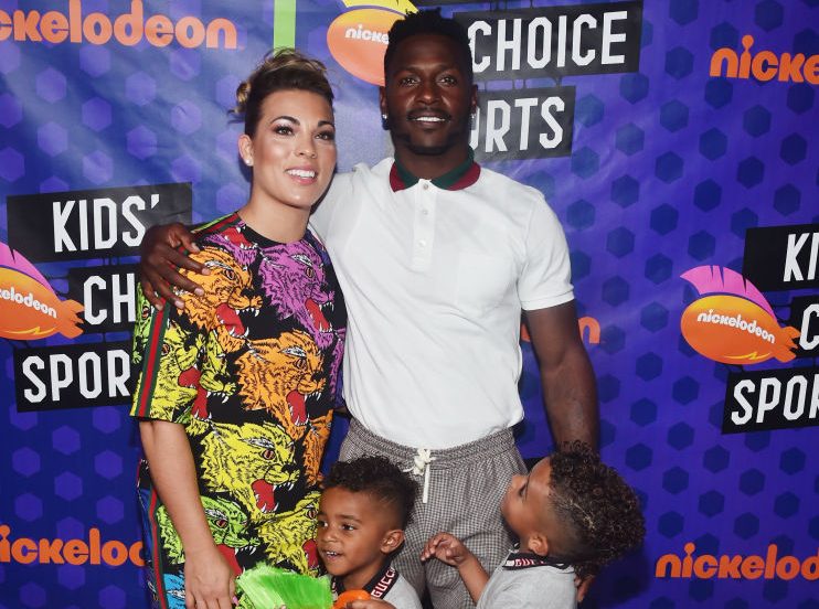 Antonio Brown throws shade at Tom Brady's marital problems with