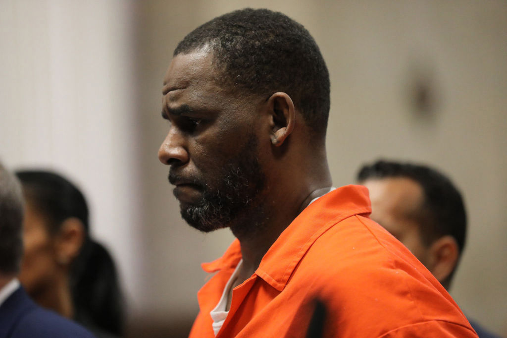 R. Kelly trial: Vlogger charged after fan accused her of assault