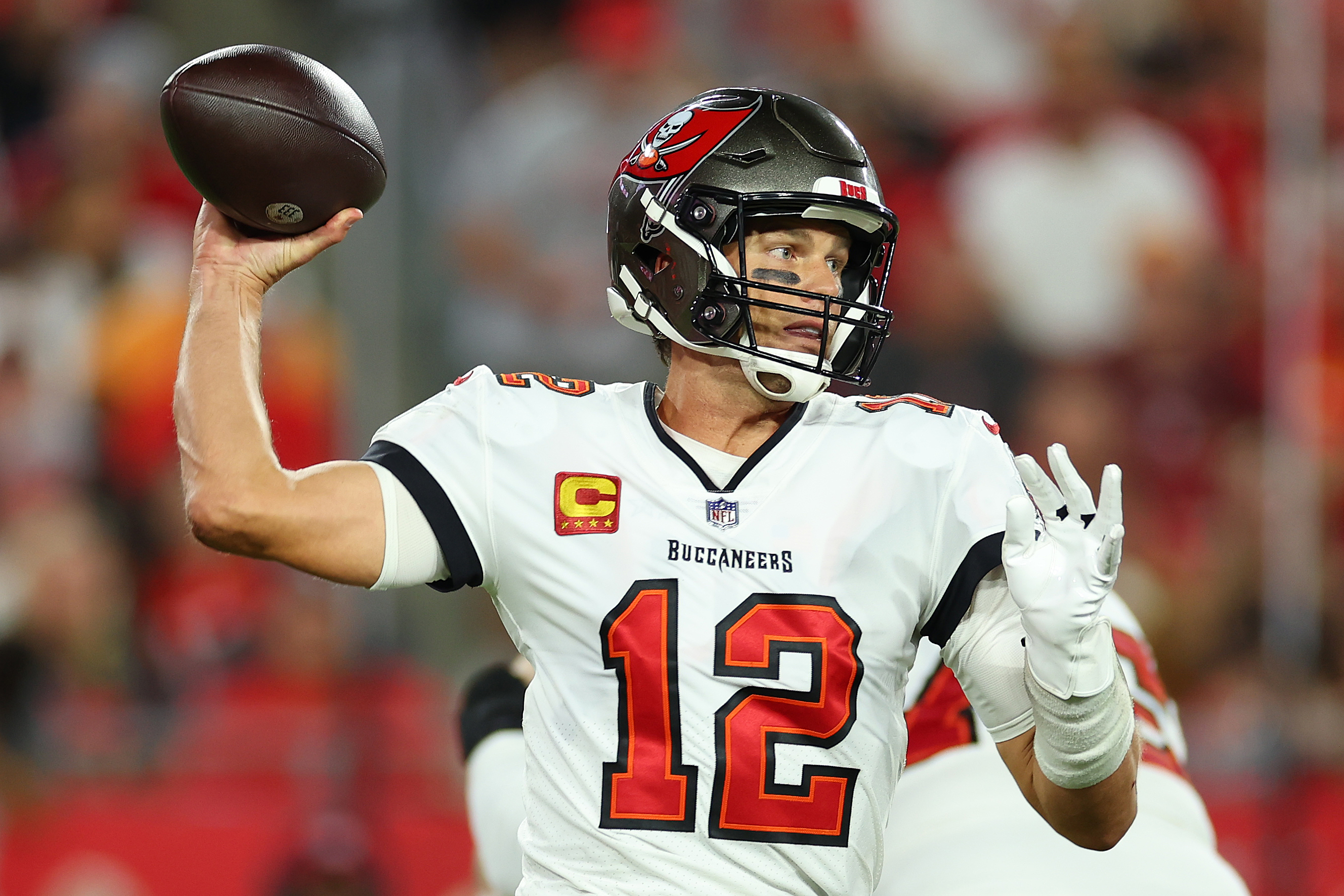 Bucs fall to Falcons, Brady breaks completion record