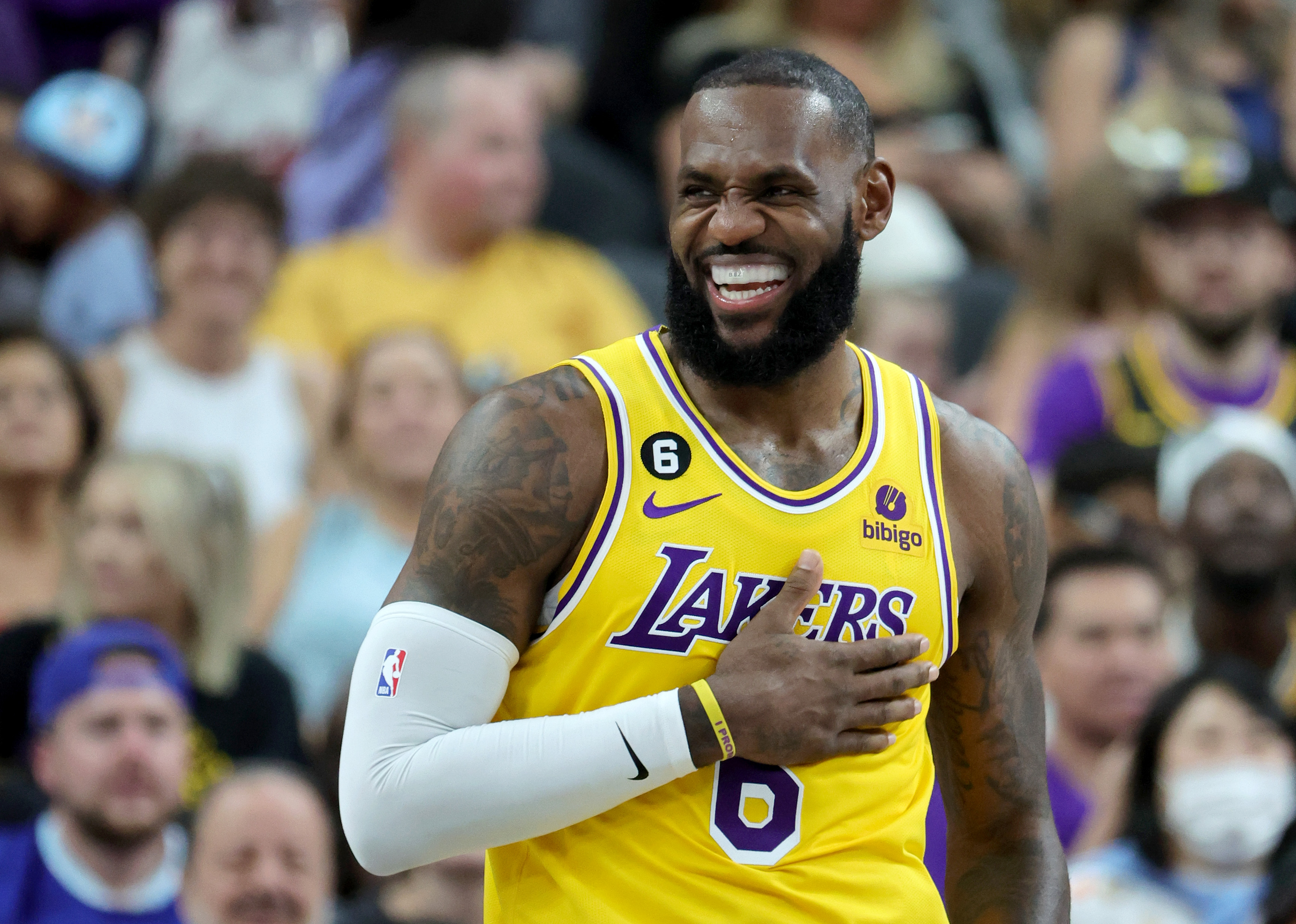 LeBron James' new No. 6 Lakers jersey photos leaked