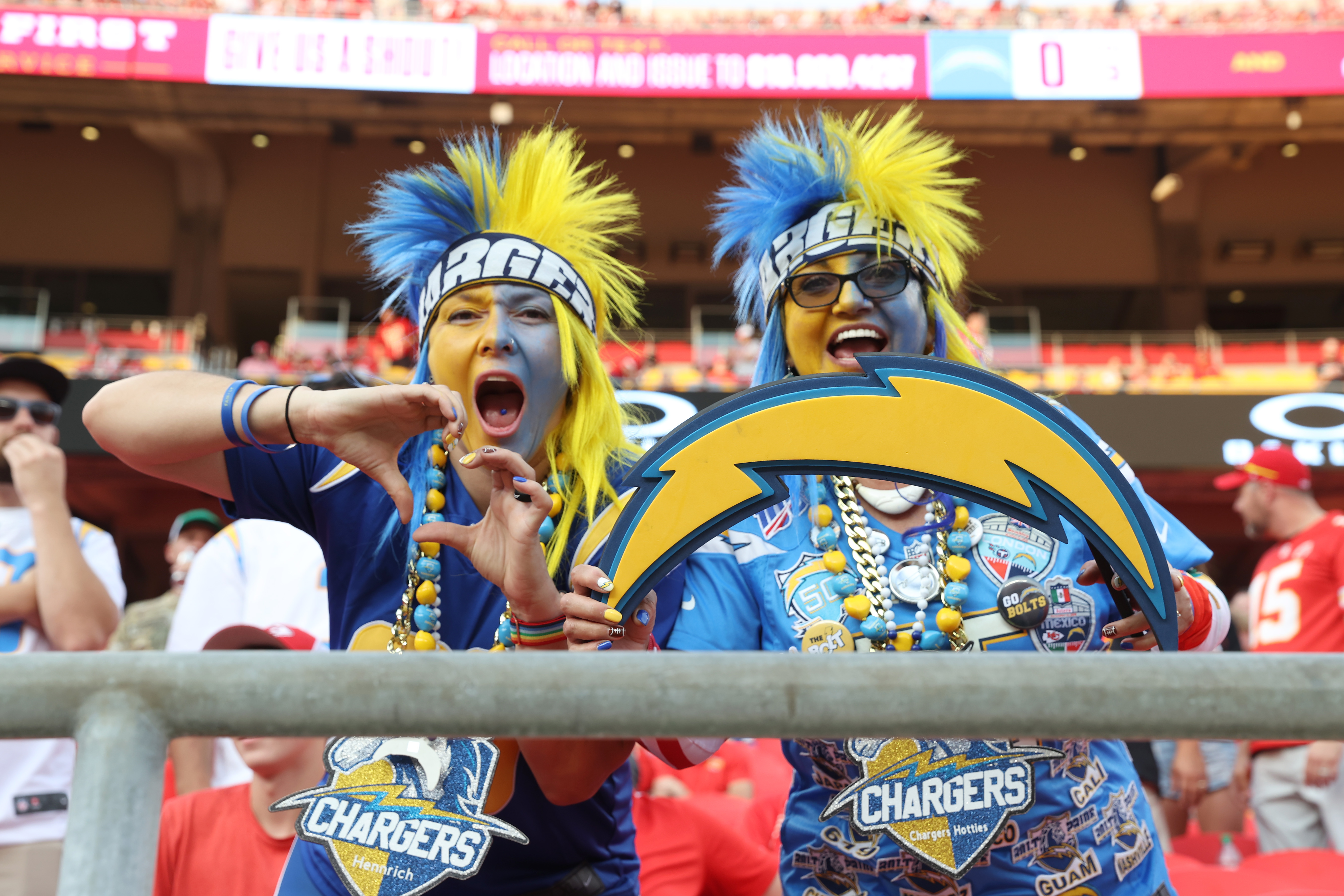 Fans fight at SoFi Stadium after brawl between Chargers and