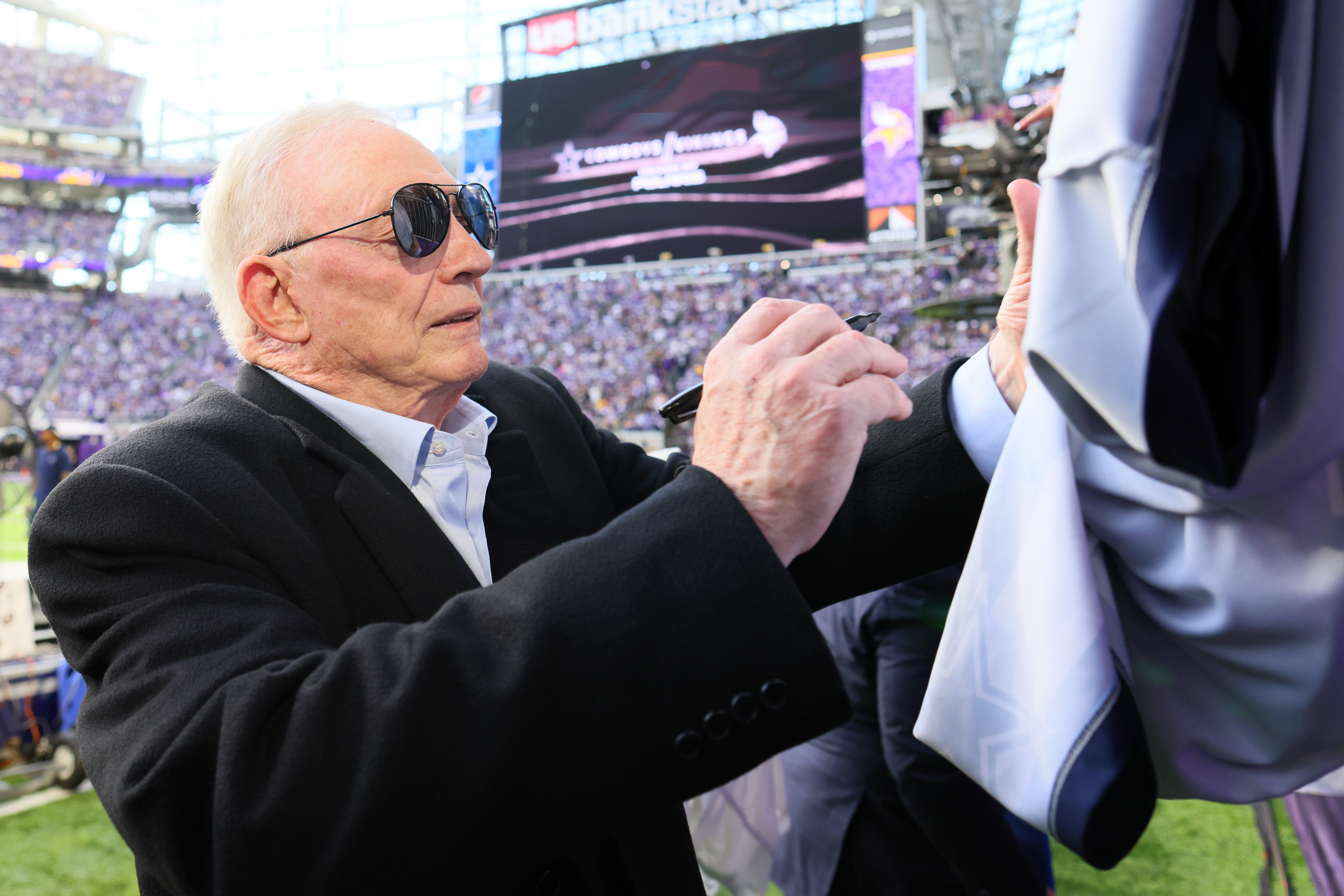 What LeBron James and social media got wrong about the Jerry Jones photo