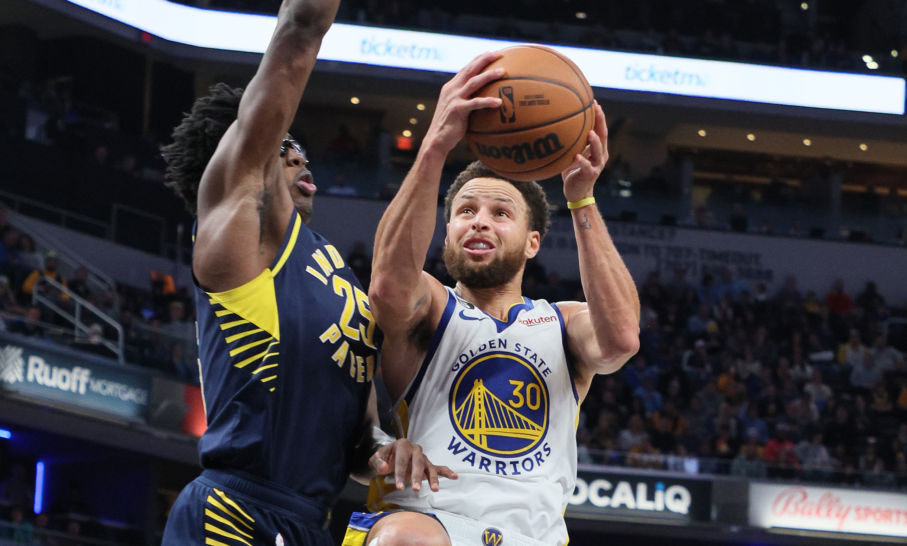 Steph Curry Goes Down With Shoulder Injury: Watch