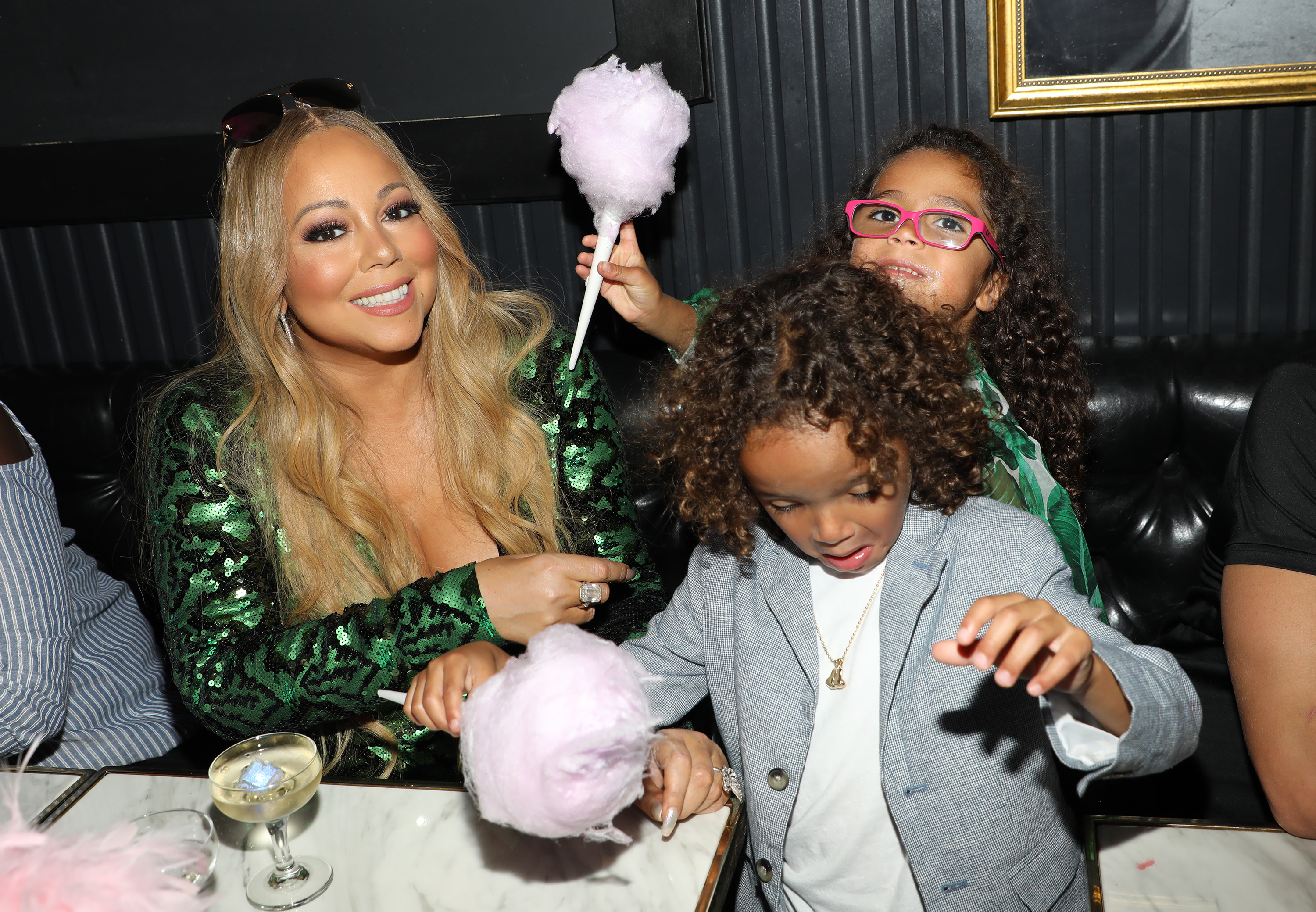Mariah Carey And Daughter Monroe Sing A Christmas Duet Watch 