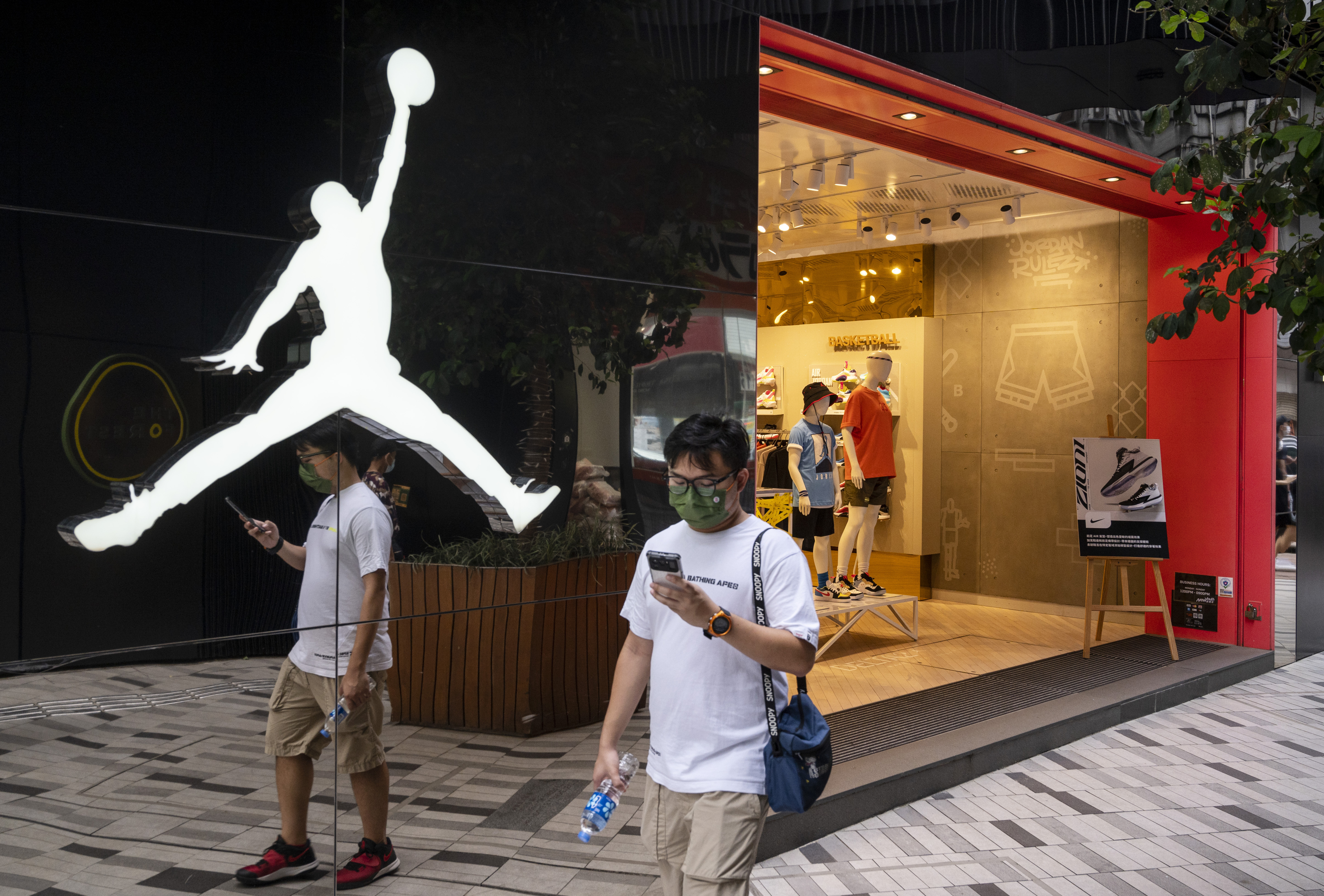 The Nike SB x Air Jordan 4 'Pine Green' is a basketball legend
