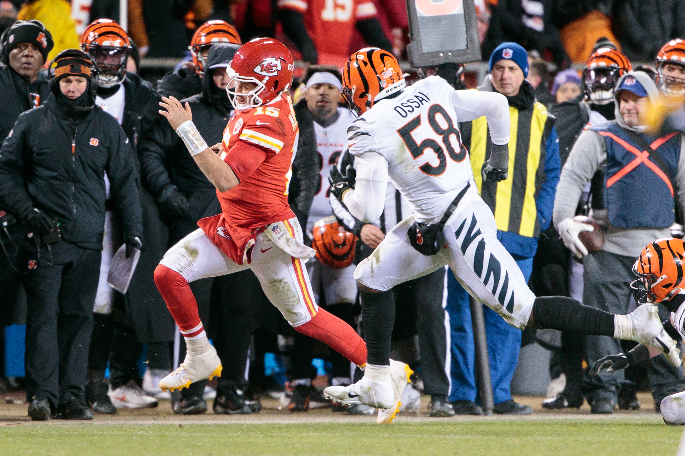 Bengals' Germaine Pratt Screams At Teammate Joseph Ossai For Late Game  Mistake