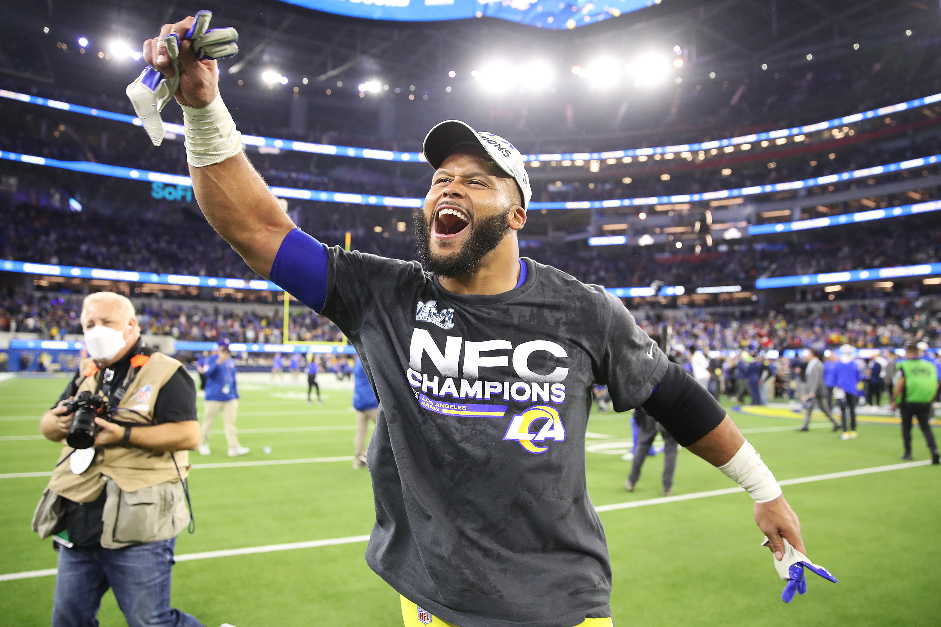 Rams players celebrate Aaron Donald's extension on Twitter