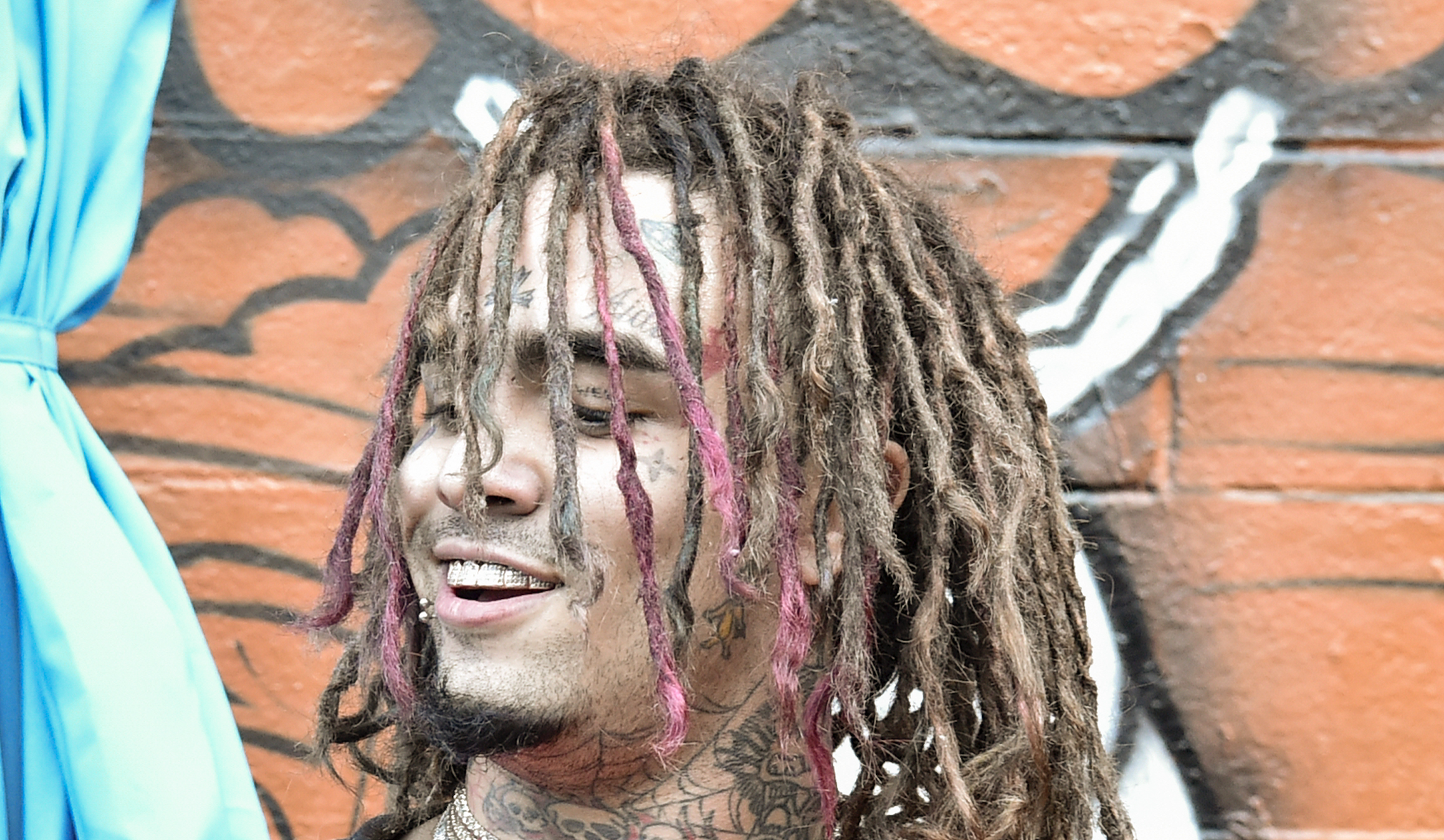 Jordbær Forhandle suge Lil Pump Gifts Fan Shoes Off His Feet, Kid Tries To Sell Them For $1,000