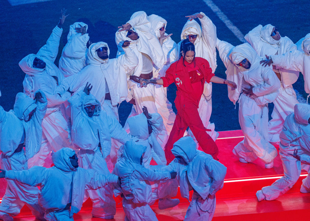 Rihanna Backup Dancer Almost Falls Off Floating Platform: Watch