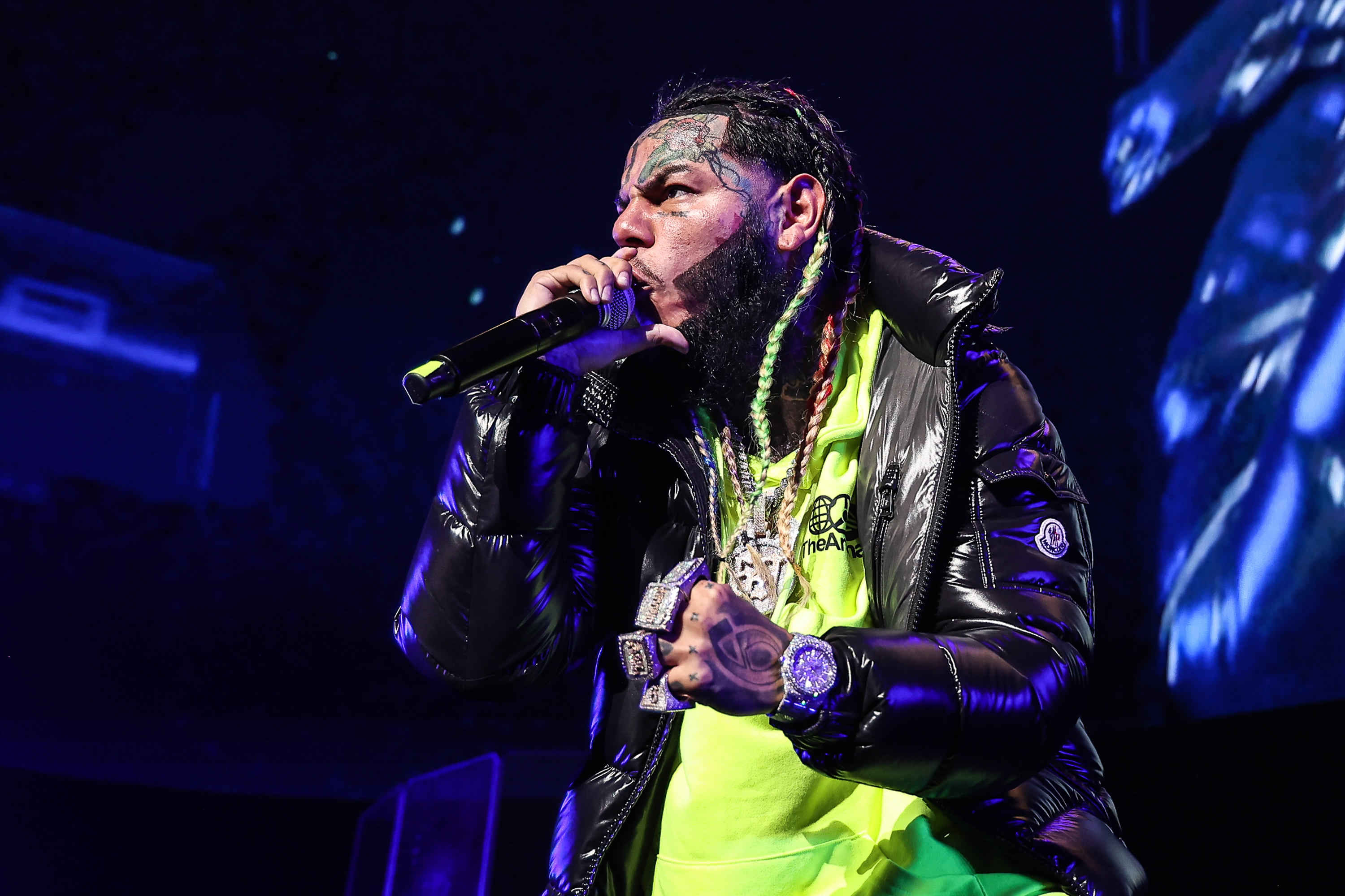 6ix9ine & Anuel AA’s Brother Have Heated Confrontation: Watch