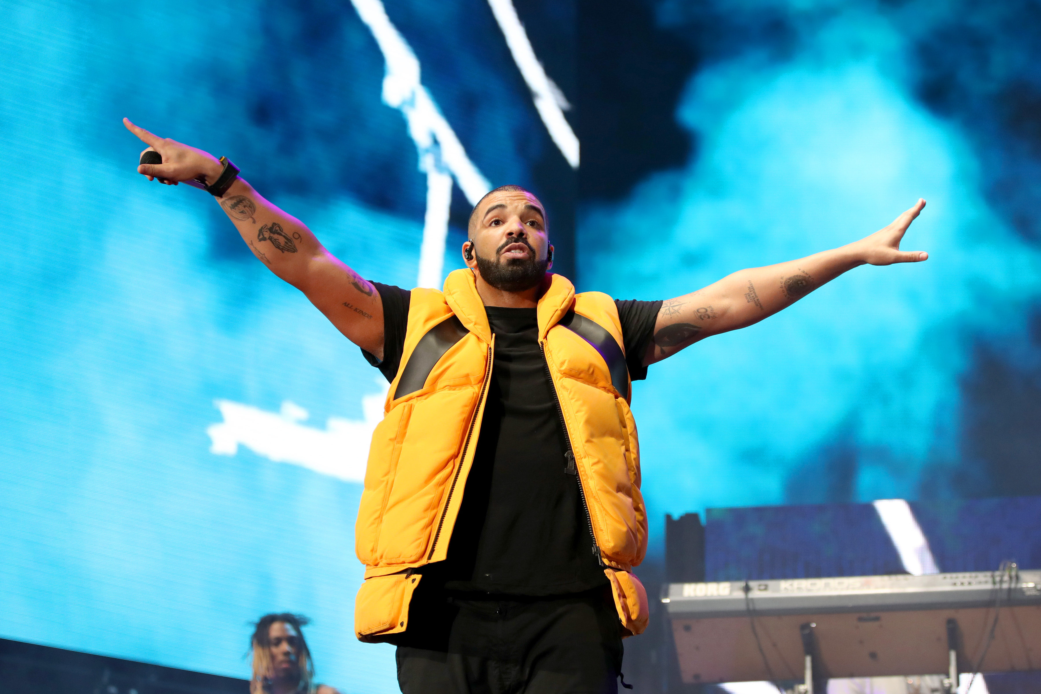 Drake gets Nike swoosh braided into his head