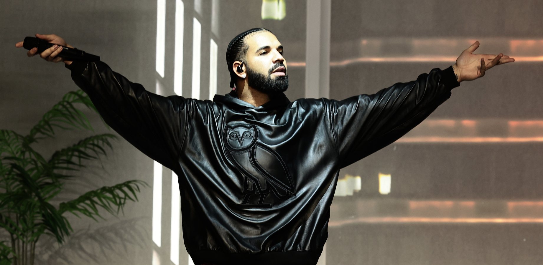 Drake Re-Creates Apollo Theater Performance at Super Bowl Party