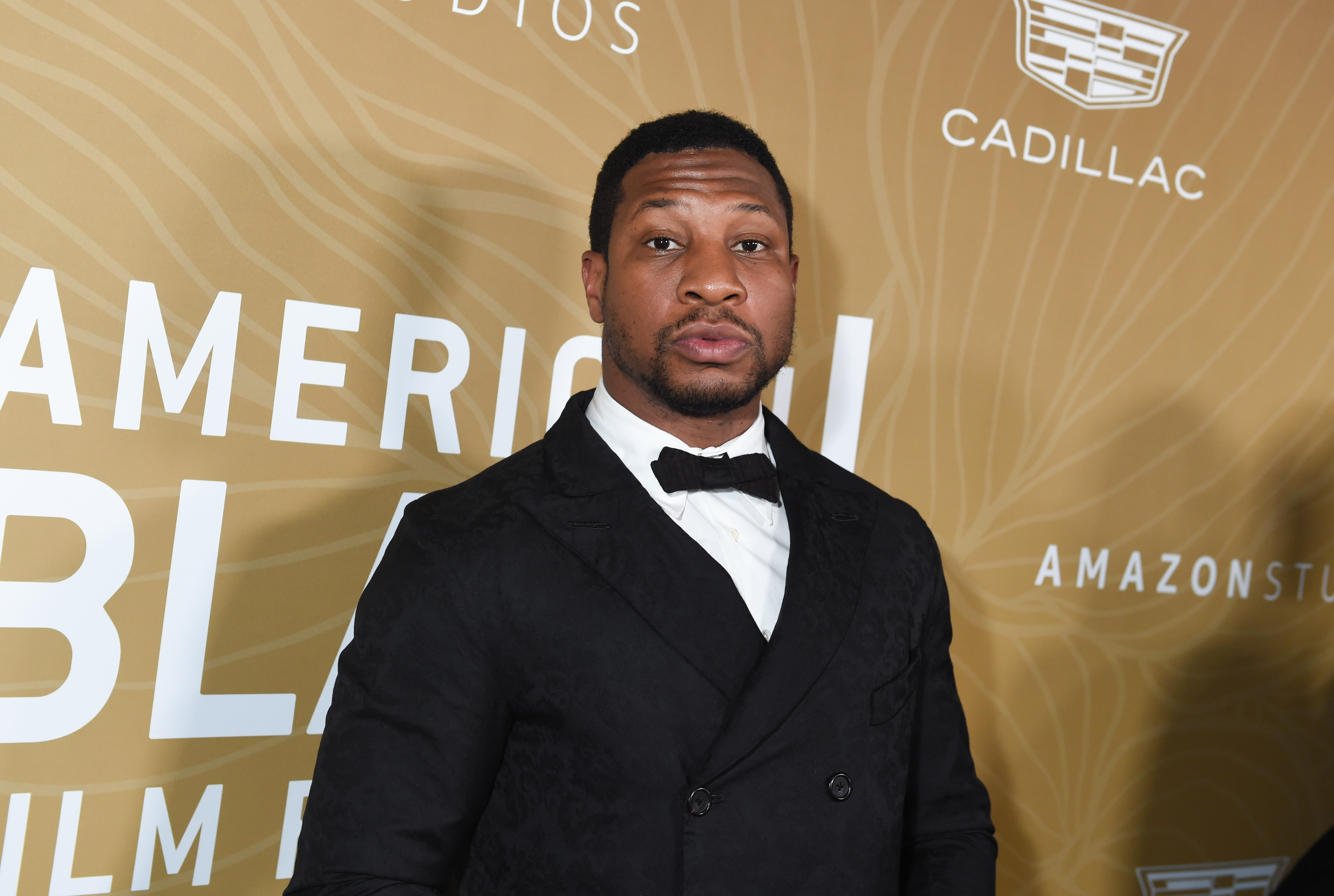 Jonathan Majors Seen Leaving NYC Courthouse In “FREEDOM” Cap After Facing Assault Allegations