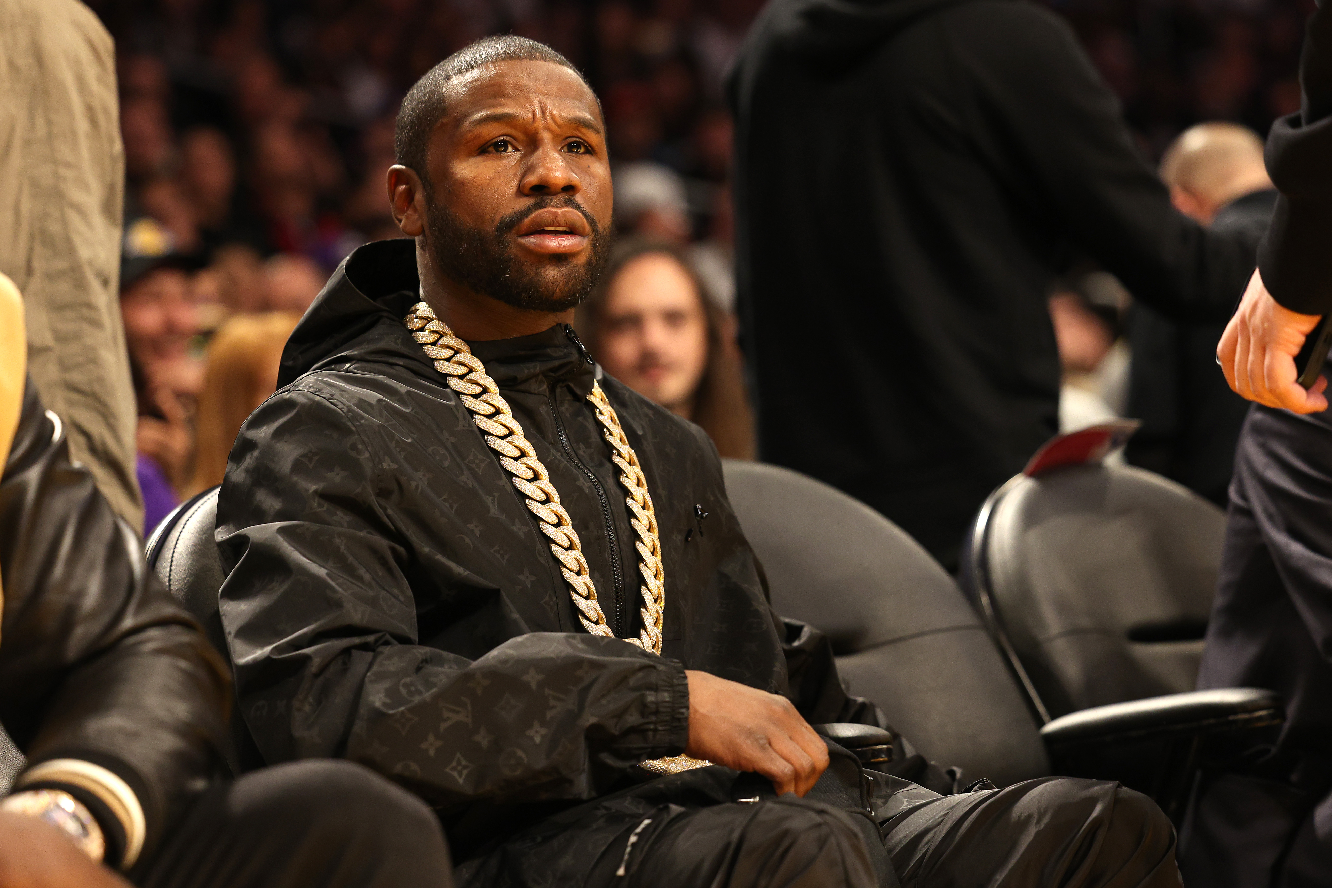 Floyd Mayweather Flexes Line Of Strippers Waiting To Dance For Him: Watch