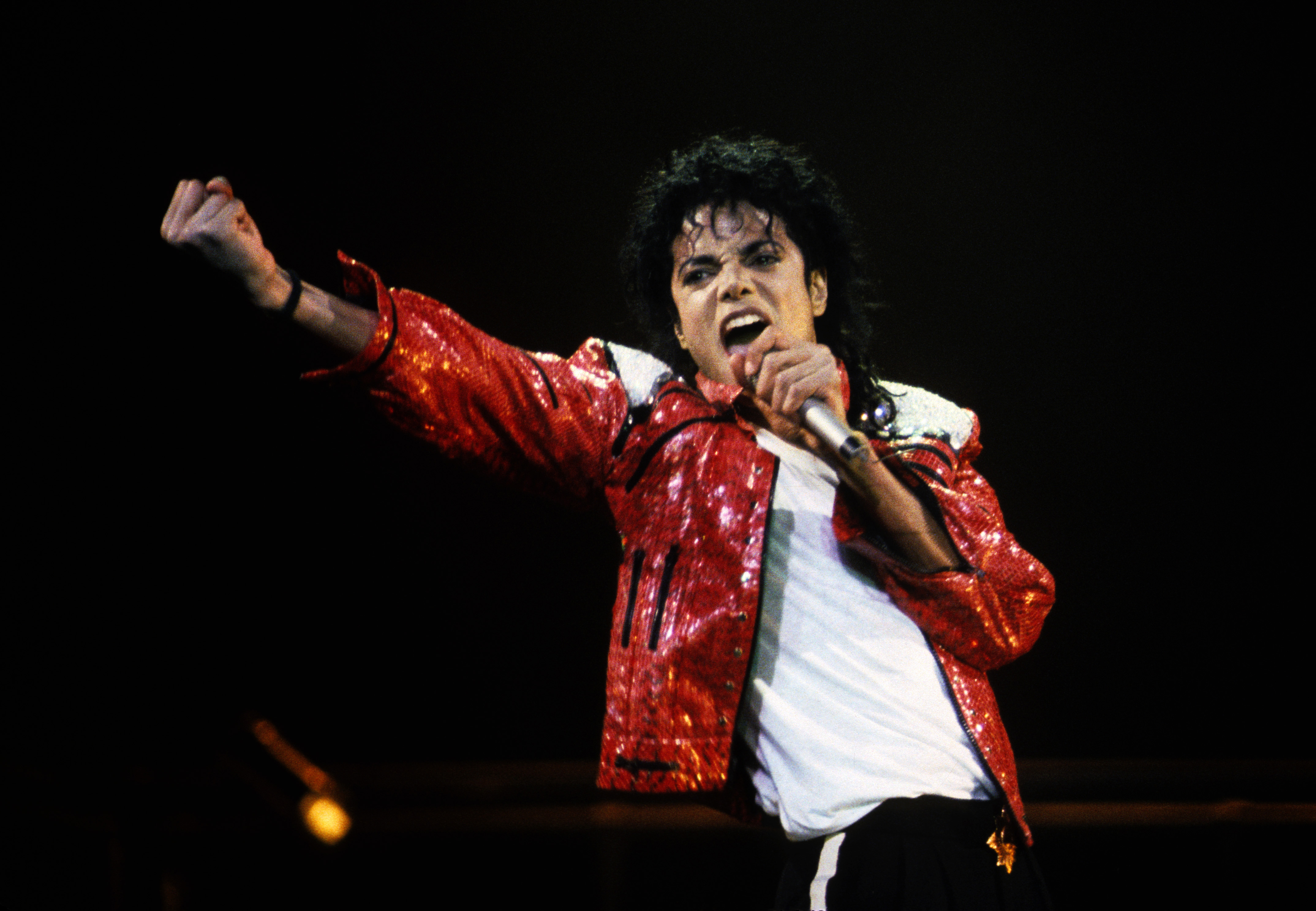 Review of the Michael Jackson's album Thriller between 21 versions