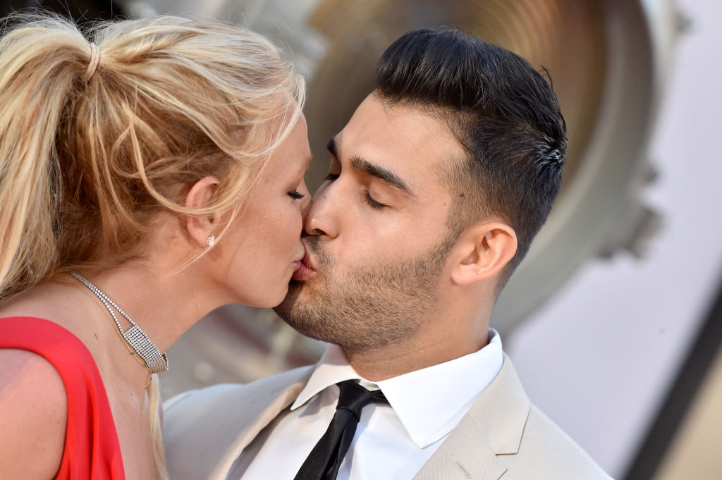 Britney Spears Makes Out With Husband Amid Rumors Of “Troubled” Marriage