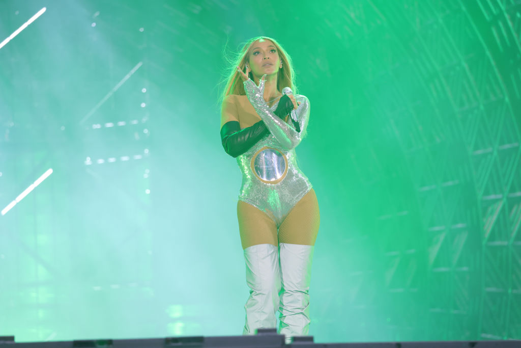 Beyonce Wore a Show-Stopping Outfit to Super Bowl 2022 – Billboard