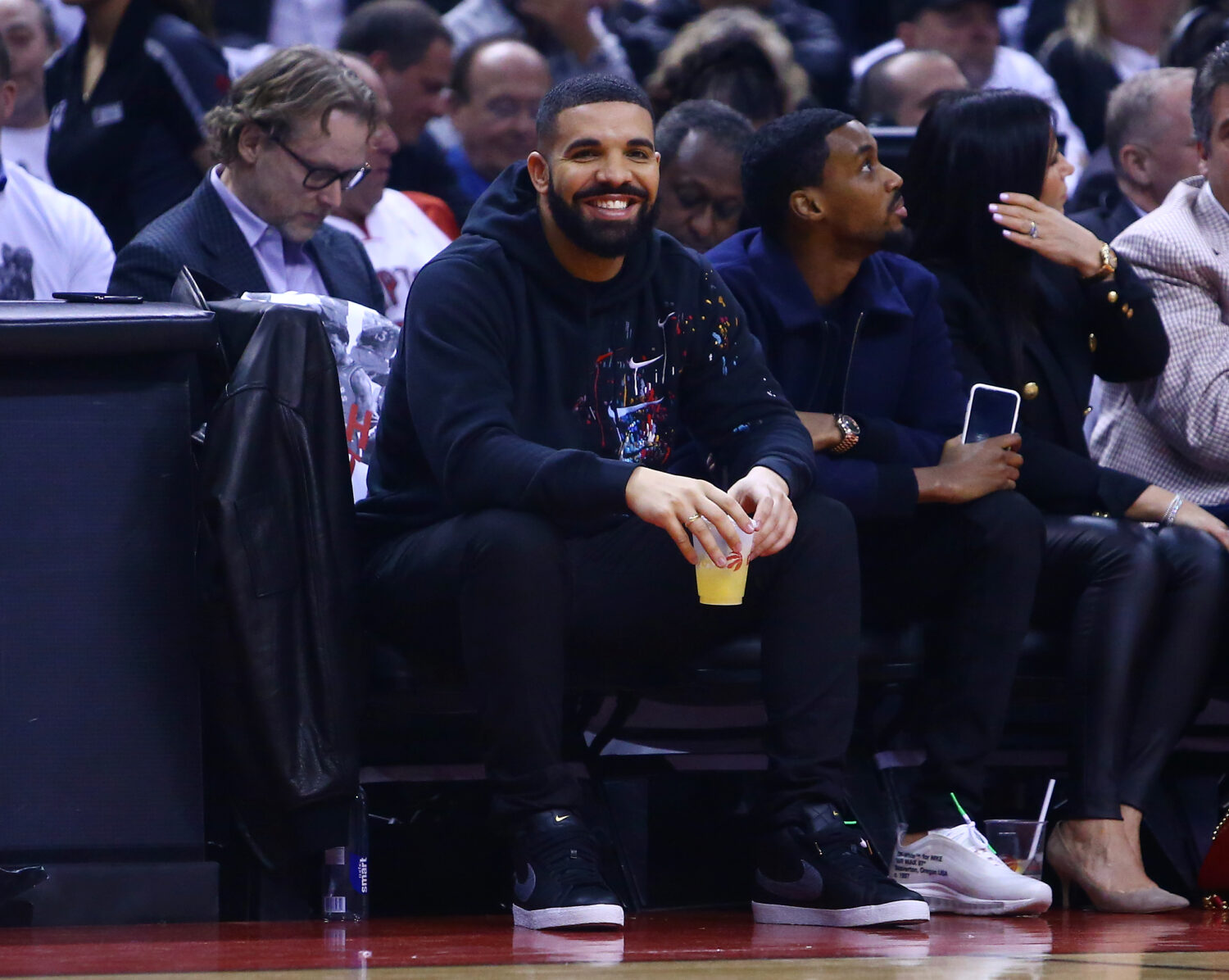 Rapper Drake spotted hanging out at University of Houston with basketball  team