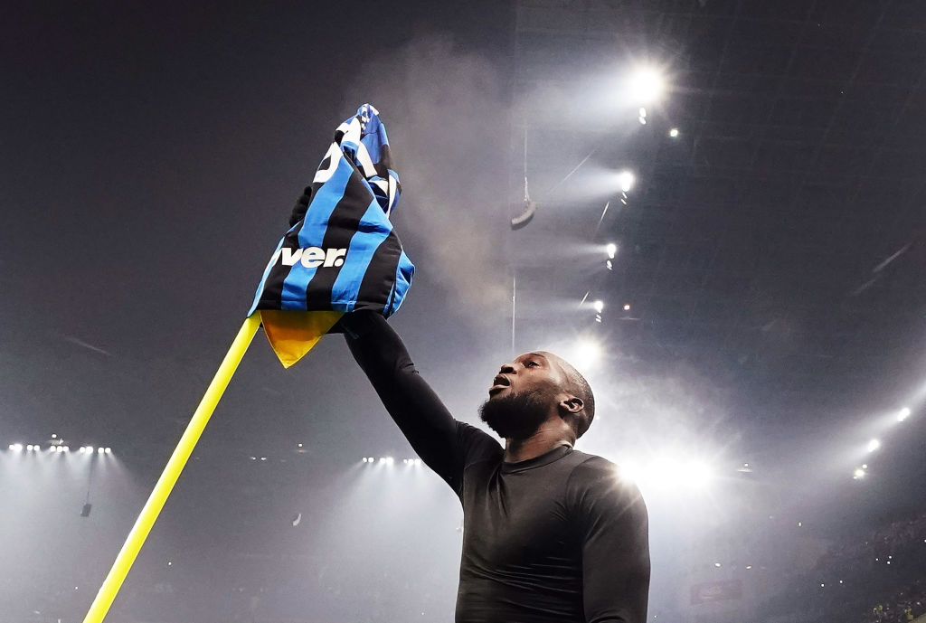 lukaku holds jersey