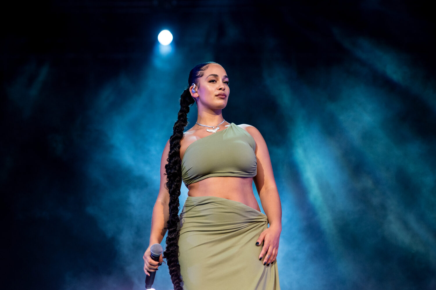 Jorja Smith Trends On Twitter As Fans Shut Down Body-Shaming Comments