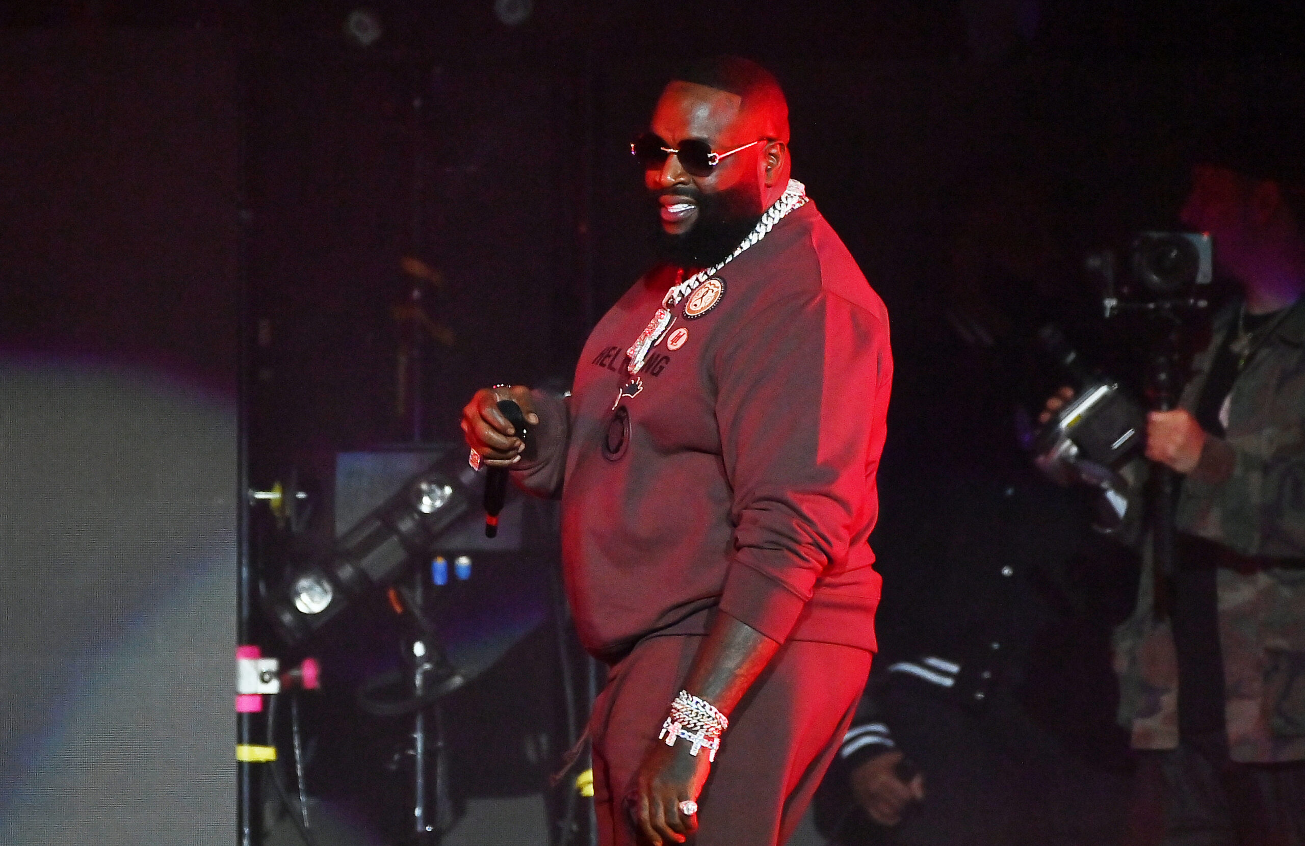 Drake Puts Up A Massive Virgil Abloh Statue On It's All A Blur Tour