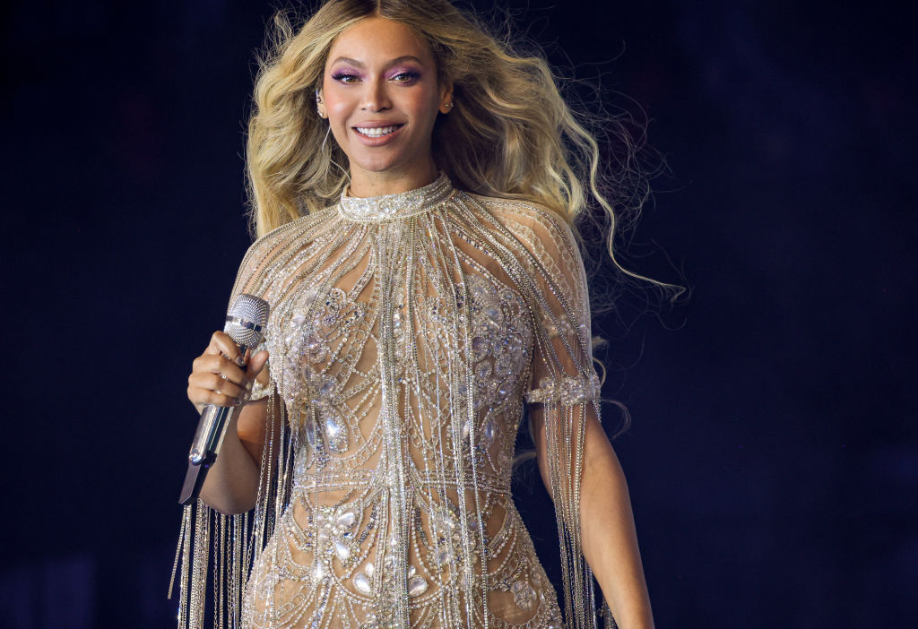 Beyonce Turns Heads In Eye Catching Black And Silver Dress