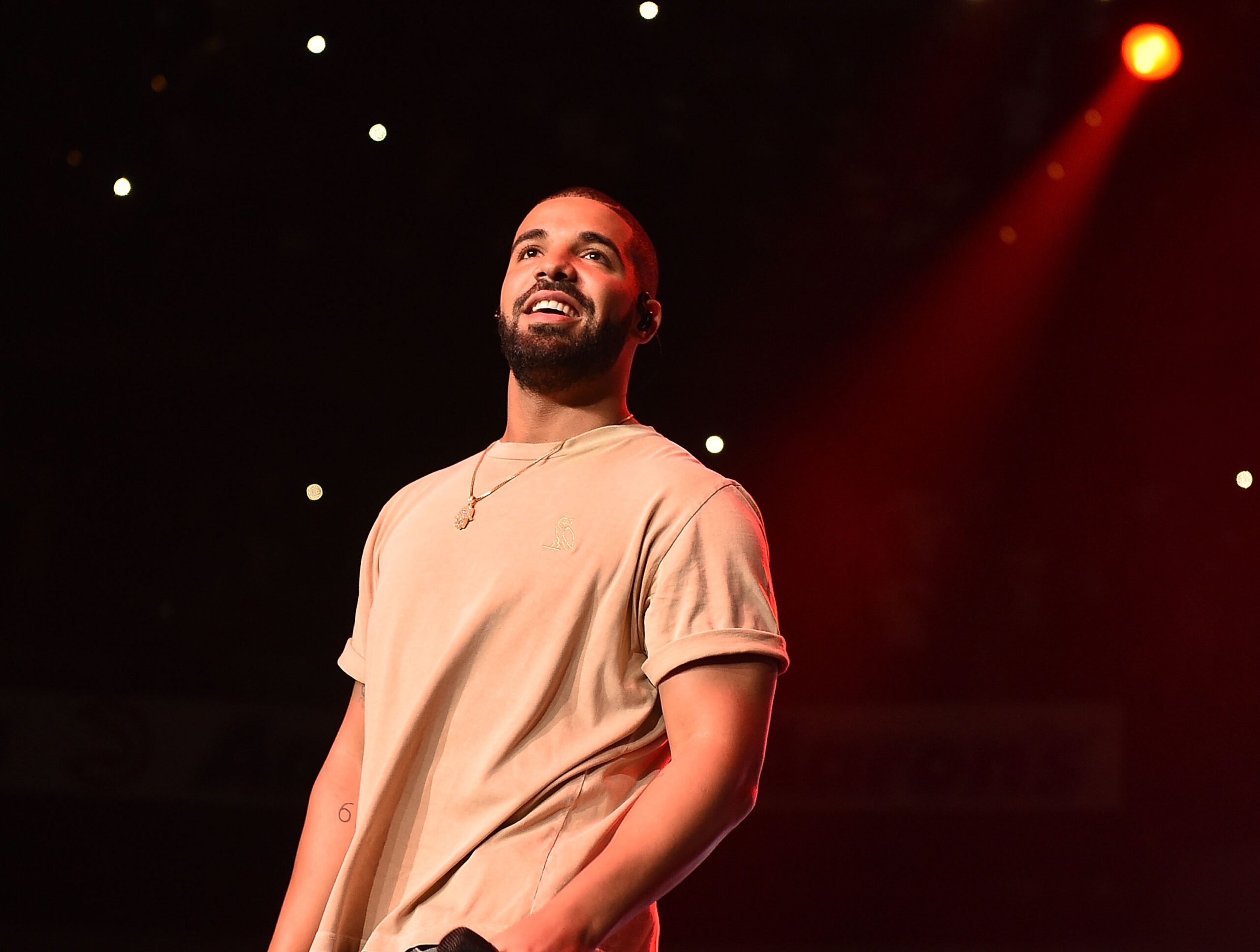 Drake Pauses Show After Fan Throws Bra On Stage