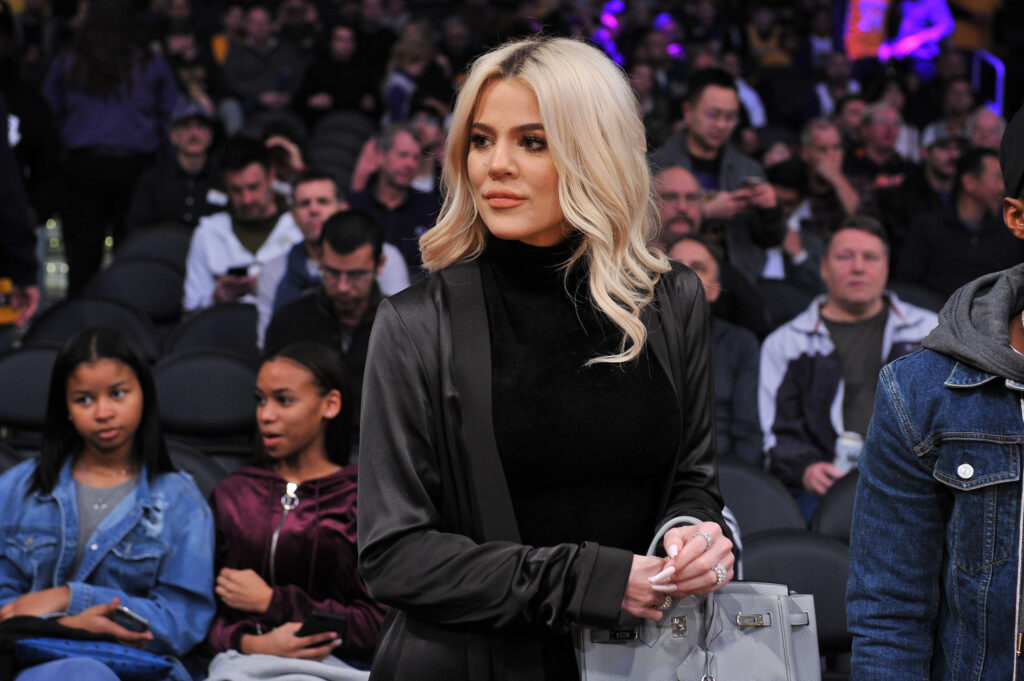 Khloe Kardashian attends LA Lakers game. 