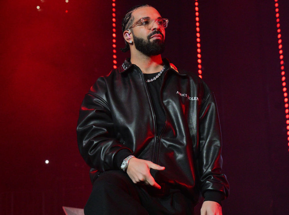 Drake Reposts Fan Grabbing His Neck, Naomi Sharon Announces OVO Sound Debut