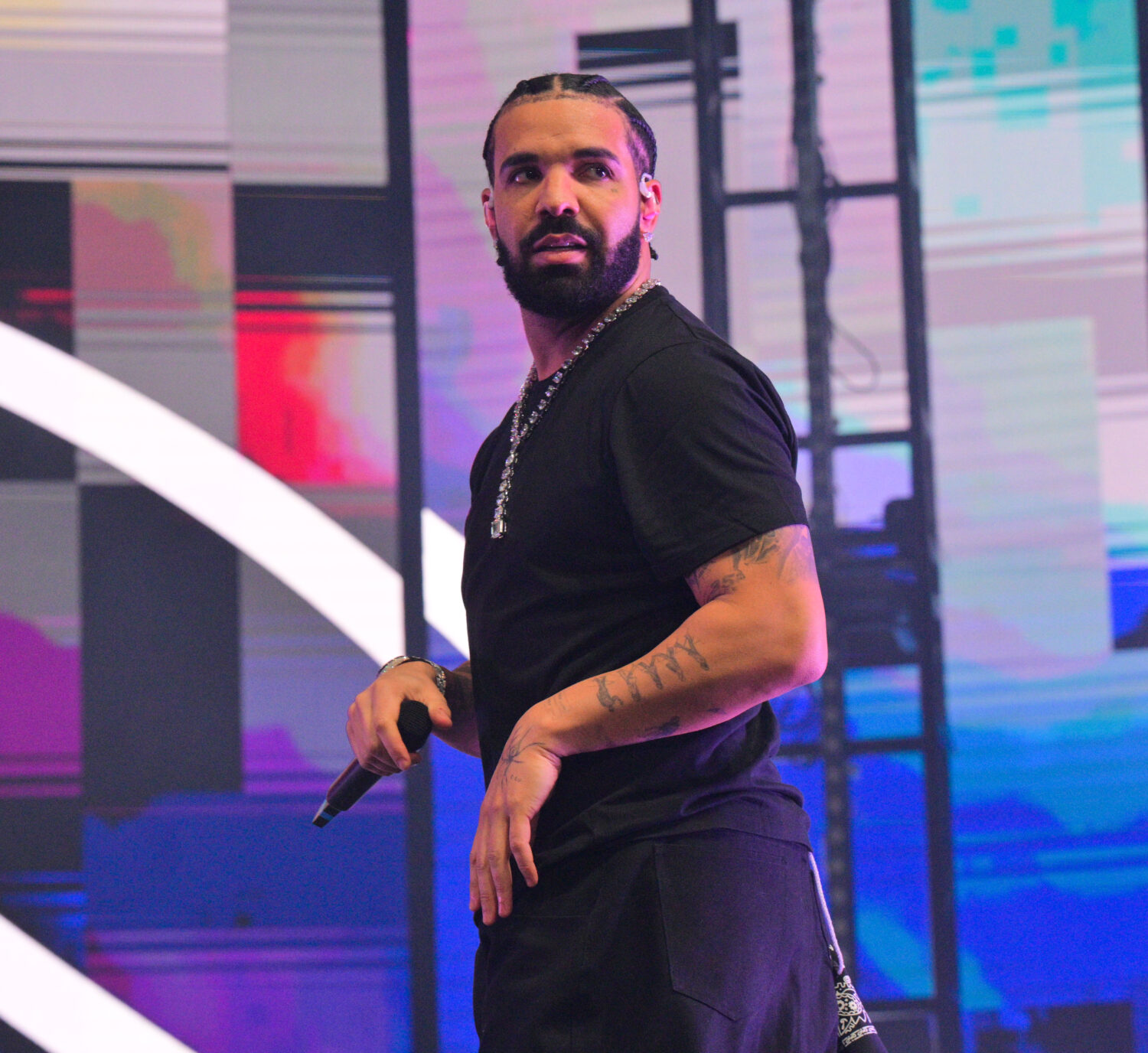 Drake's Side-Eye To A Fan In The Crowd Hilariously Disrupts Performance ...