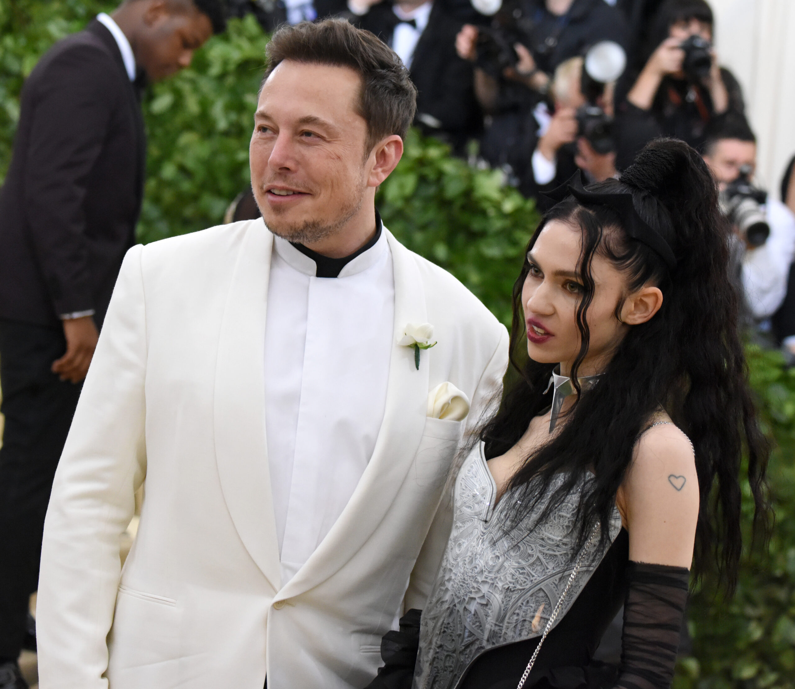 Grimes demands on X that Elon Musk let her see their son - Los