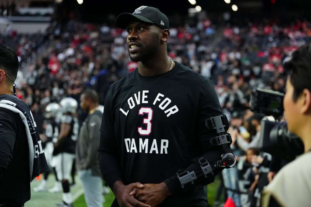 Las Vegas Raiders' Davante Adams clarifies Aaron Rodgers-Derek Carr 'Hall  of Famer' comparison - ABC7 San Francisco