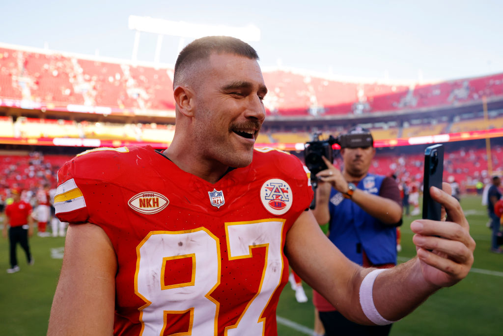 Taylor Swift And Travis Kelce Love It Up In New Photos