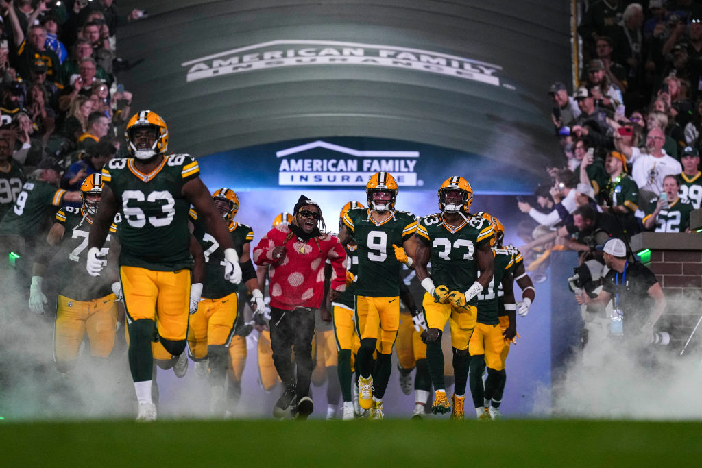 Lil Wayne Leads Out The Packers Before “Thursday Night Football”