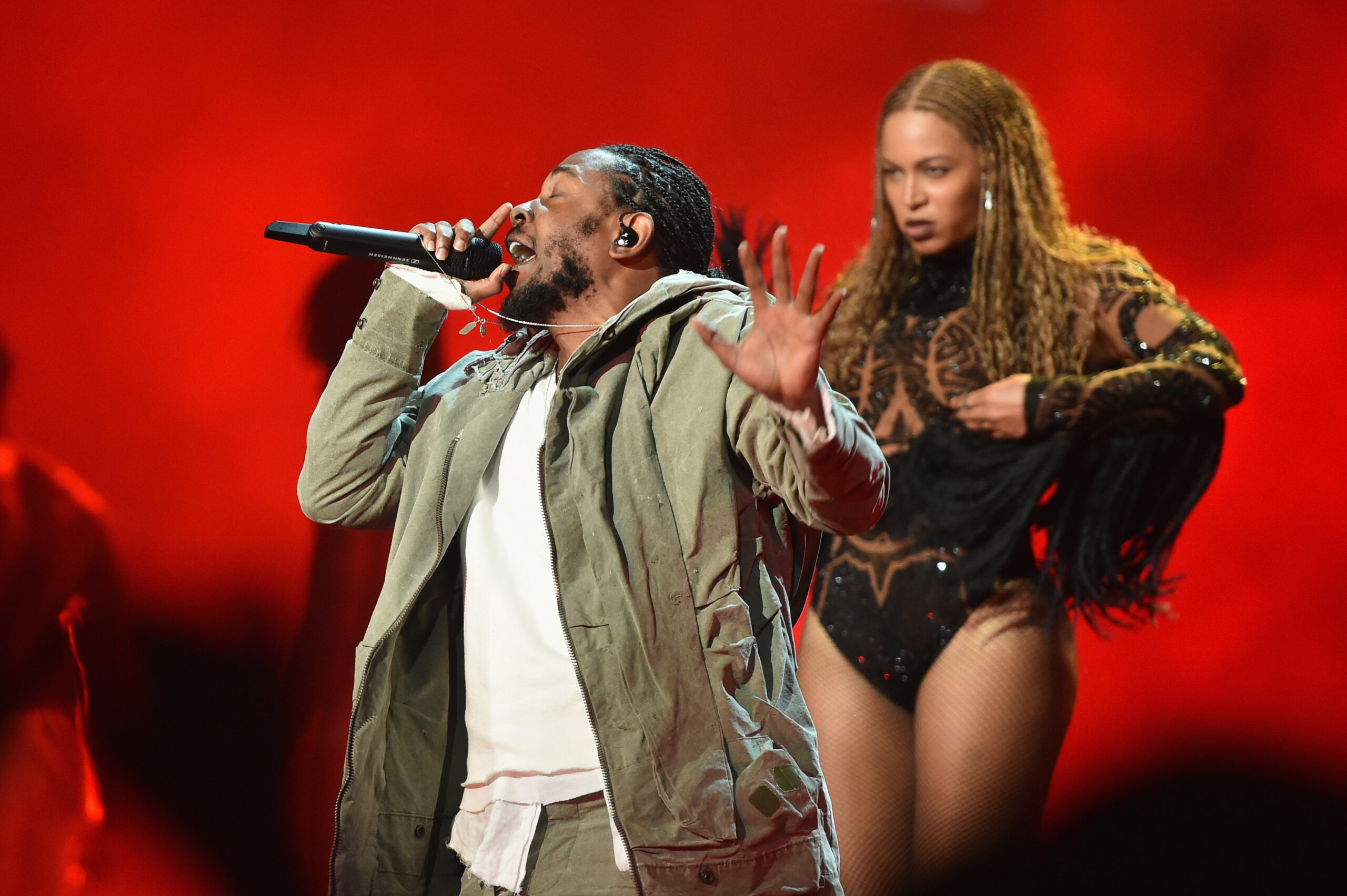 Kendrick Lamar’s Microphone  Gives Out During “AMERICA HAS A PROBLEM” Performance With Beyonce
