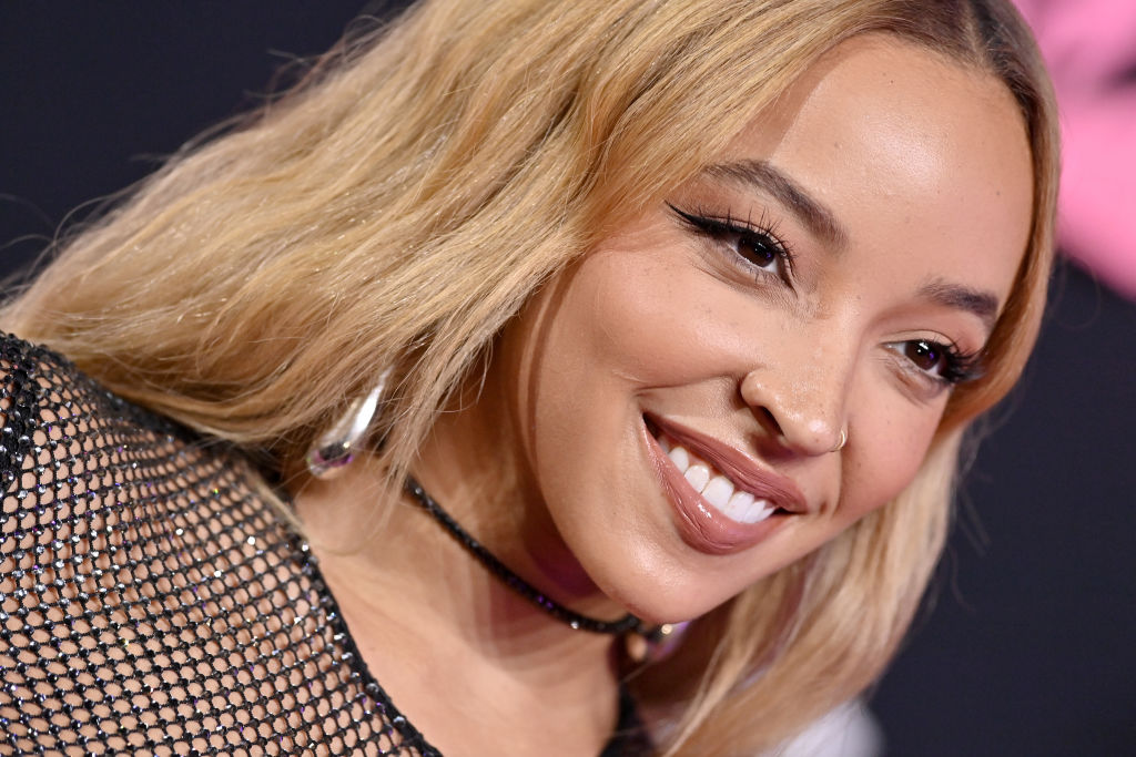 Singer-Songwriter Tinashe grabs the newly unveiled Rams Modern Throwback  Jersey - ABC7 Los Angeles