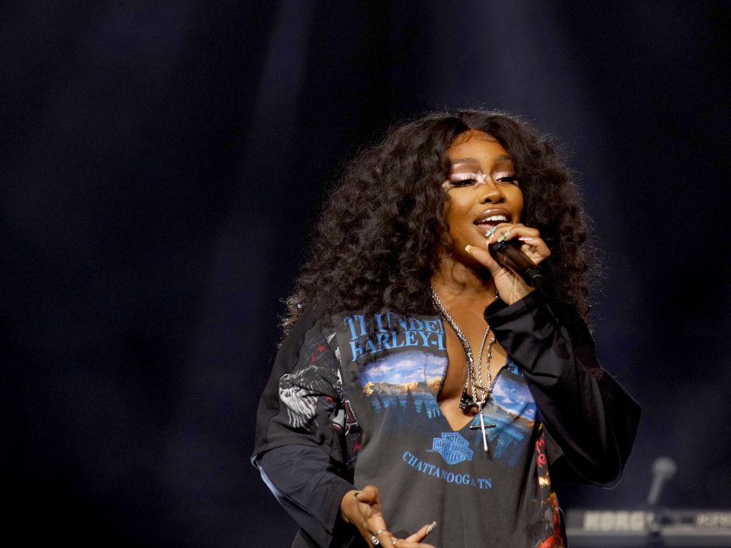 SZA Has A Blast Onstage In Brooklyn, Teases Mini "Lana" Tour