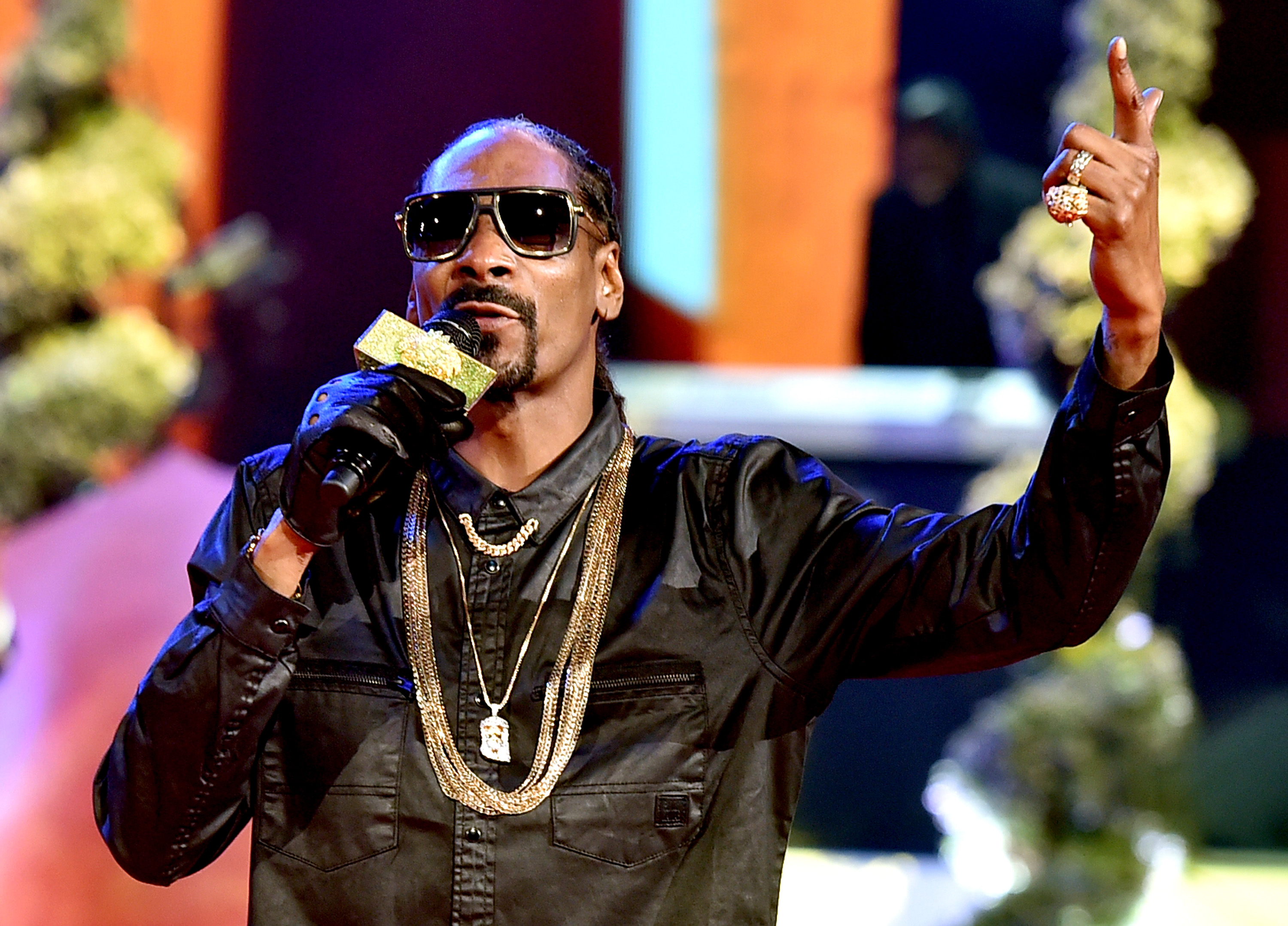 Snoop Dogg Says Bhad Bhabie Is “Gangsta” For Throwing Water At Iggy Azalea