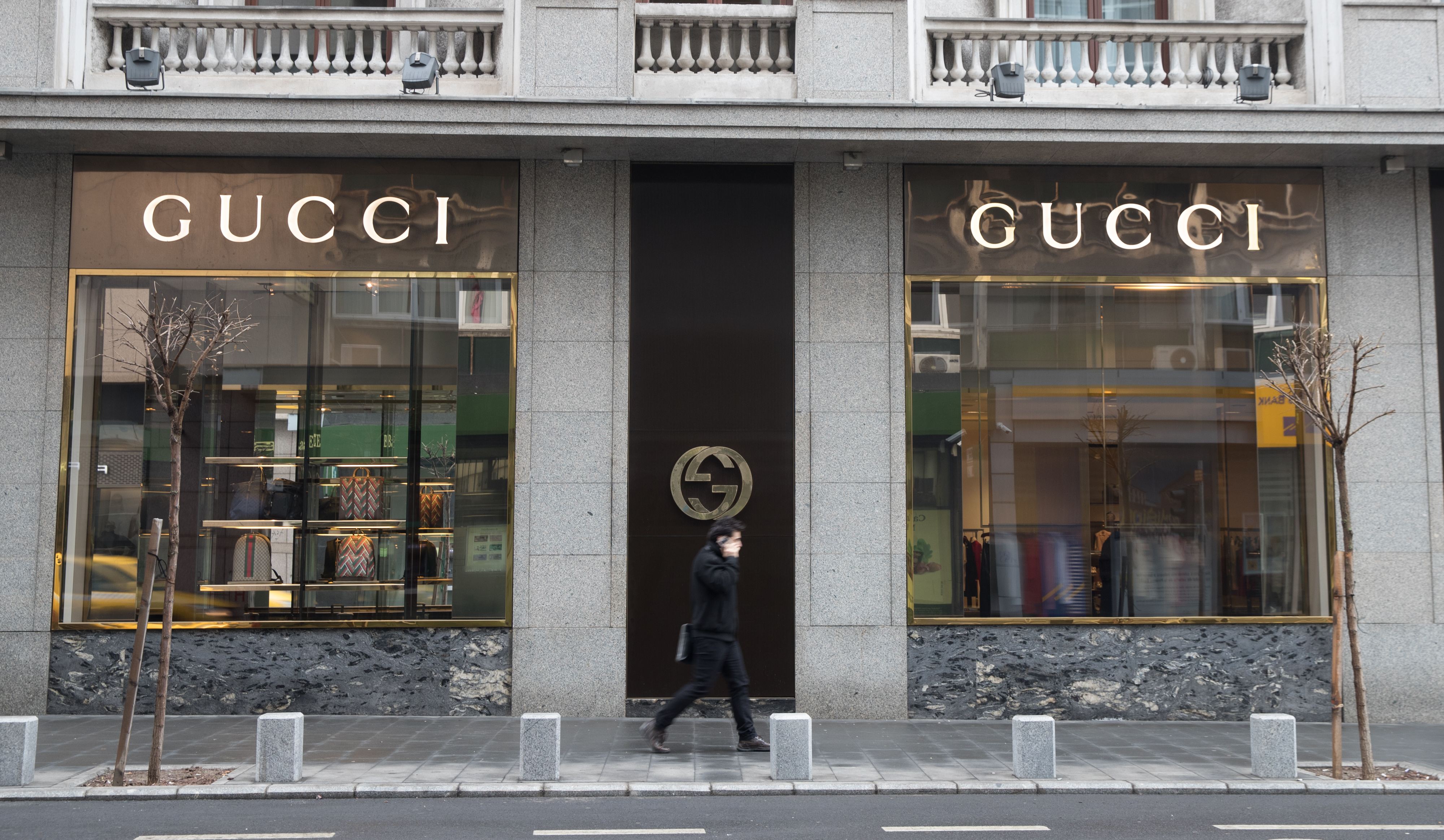 Floyd Mayweather shops at Gucci despite blackface boycott