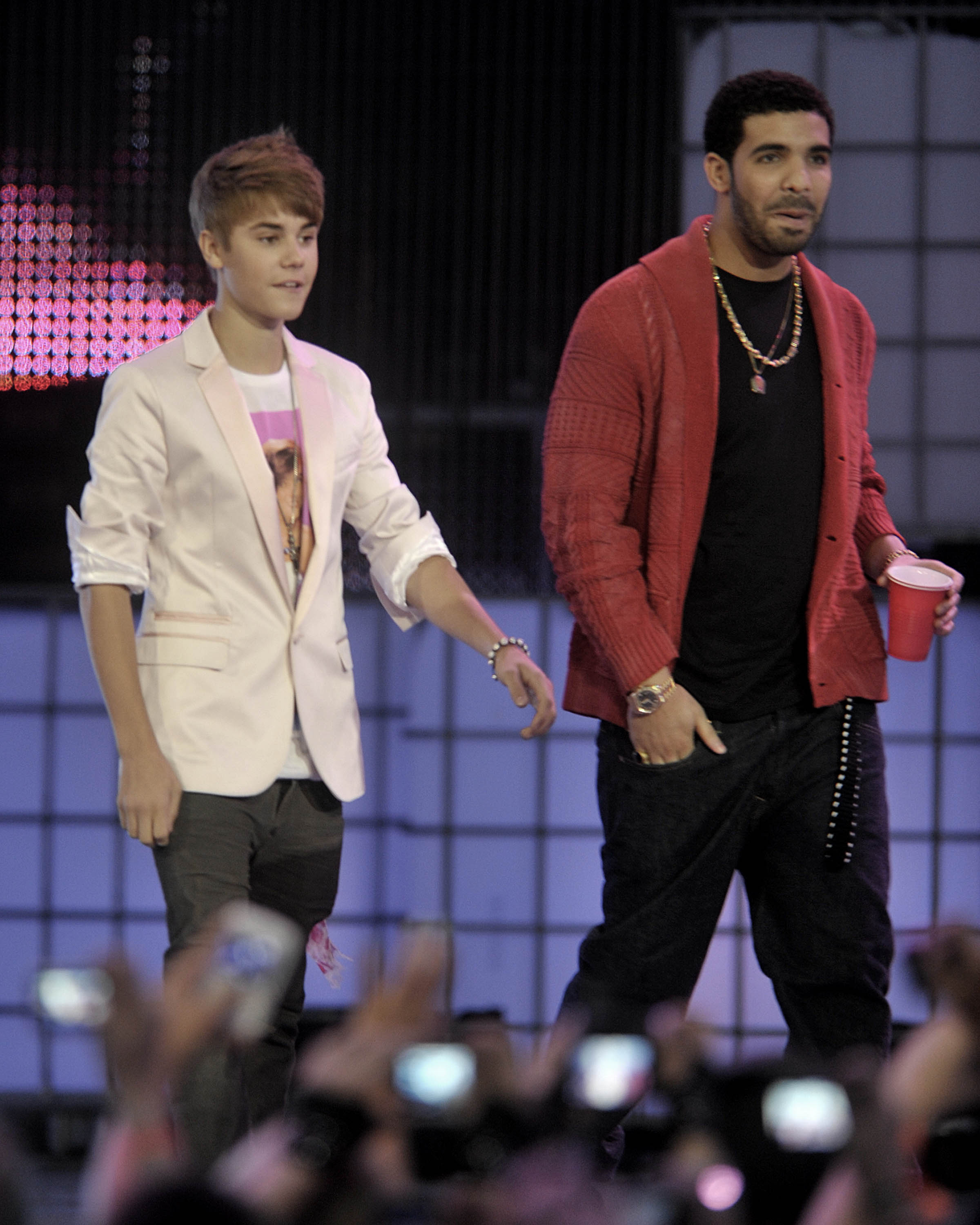 Drake Is Hilariously Jealous of Justin Bieber Hanging With the Toronto  Maple Leafs: See the Pic