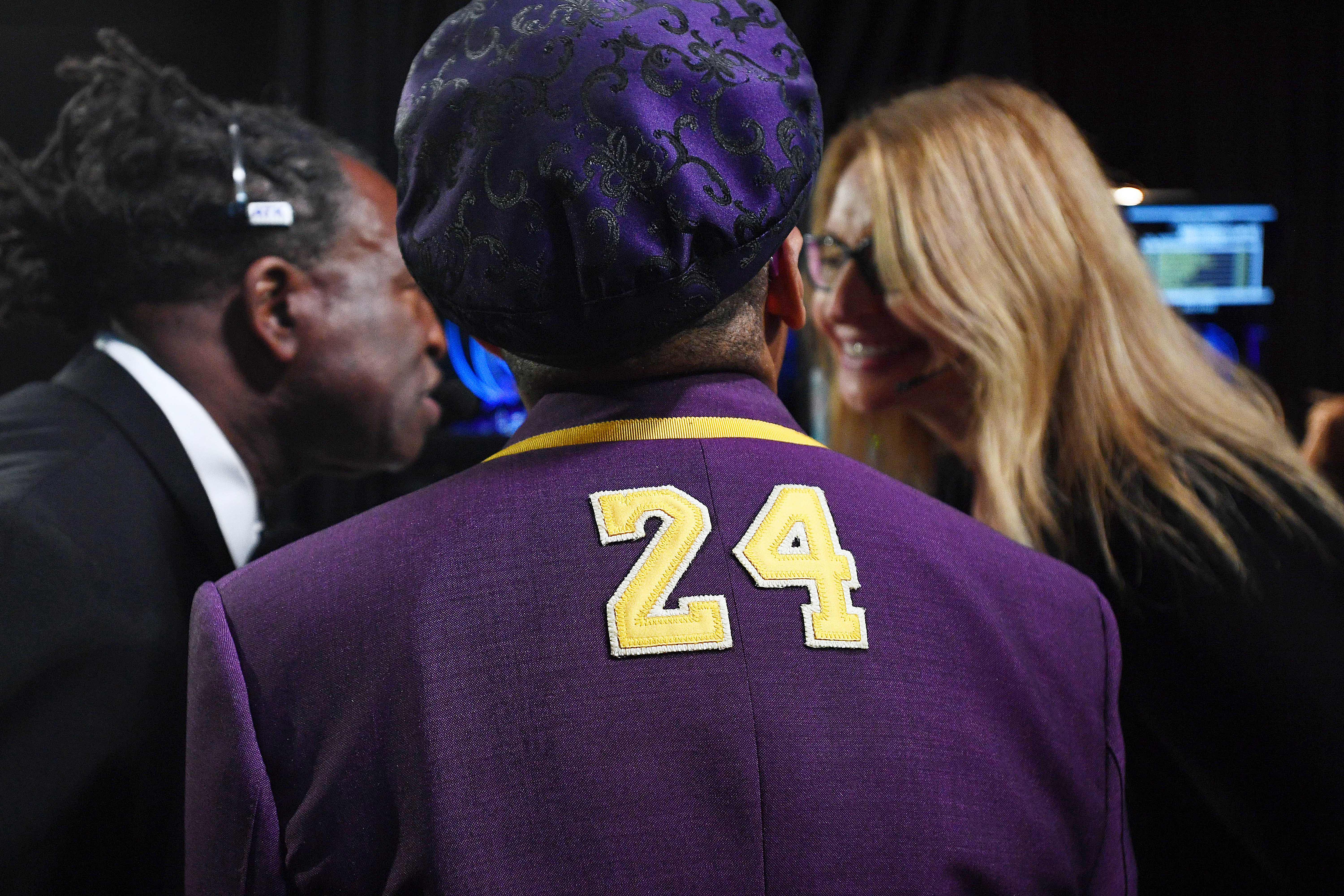 Oscars 2020: Spike Lee pays tribute to Kobe Bryant with his red