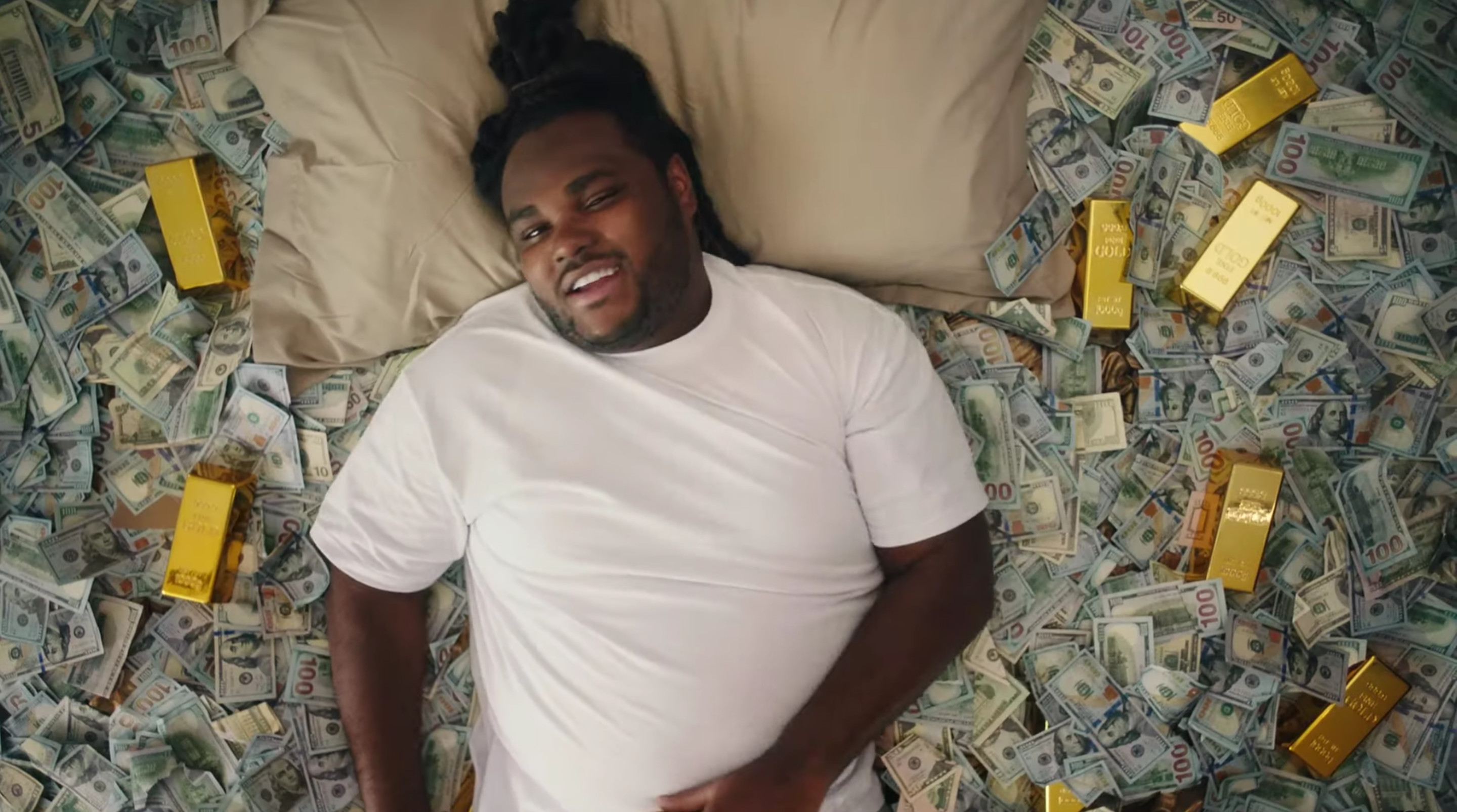 Big Sean and Tee Grizzley live the lavish life in 'Trenches' video