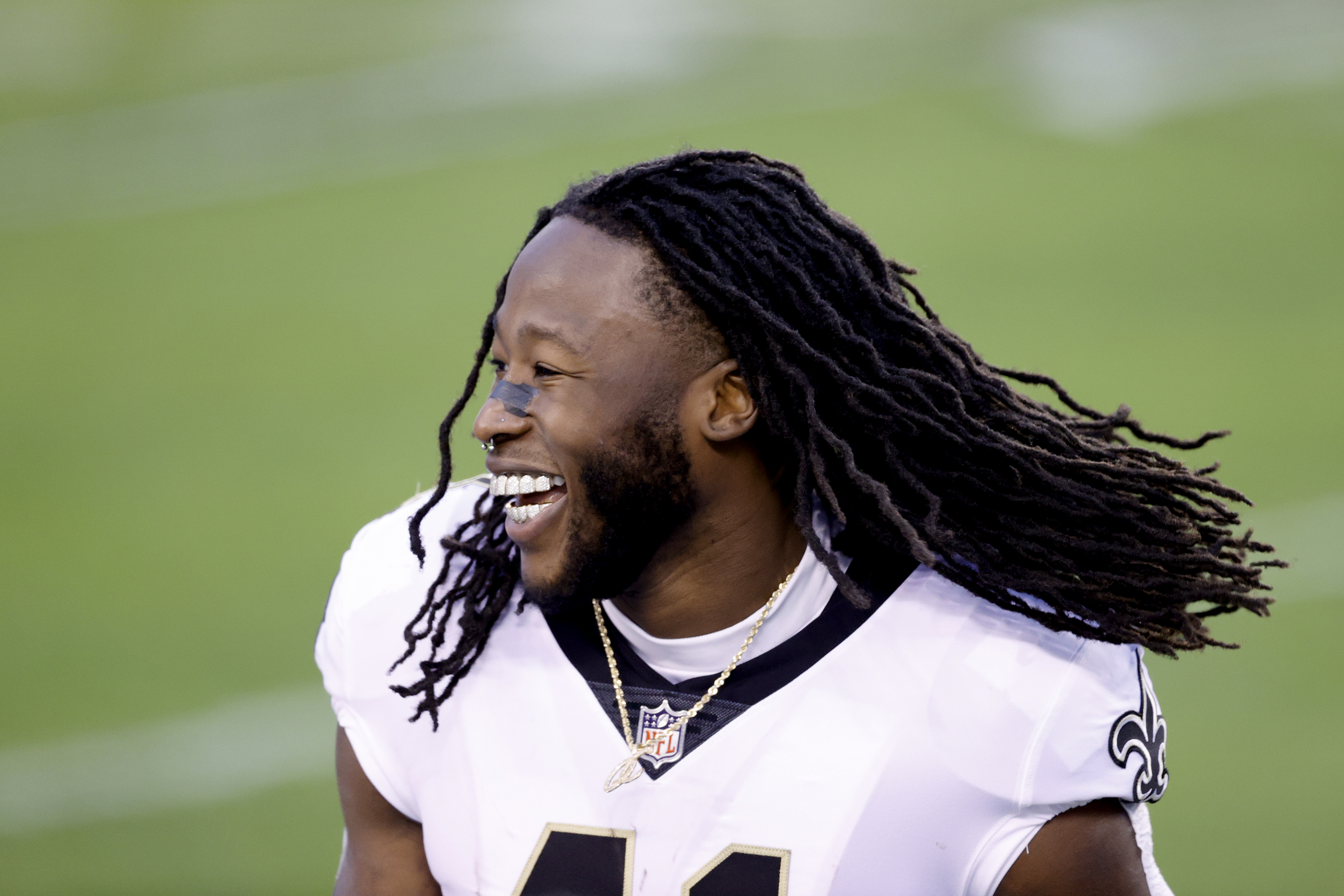 Alvin Kamara ties NFL record with six rushing TDs in a single game