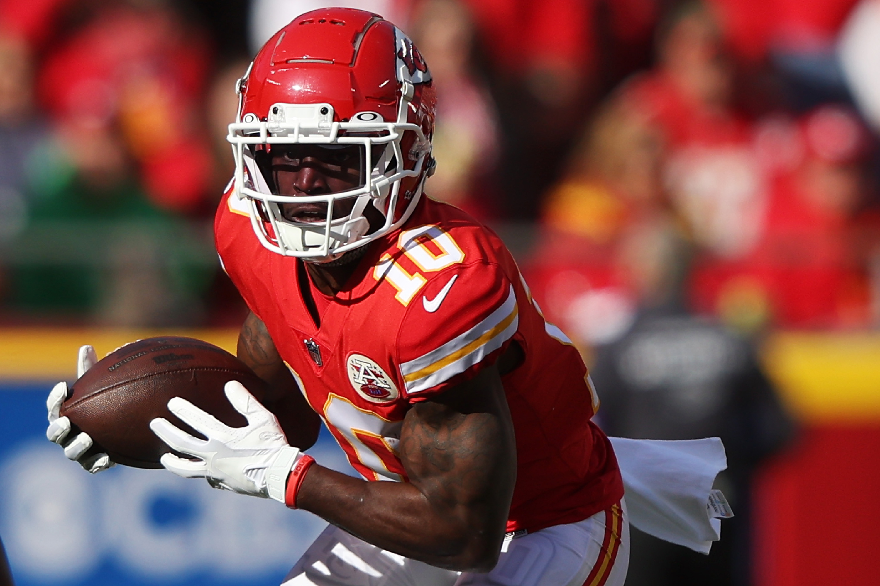 Dolphins trade for Chiefs' Tyreek Hill, beating out Jets to shake up