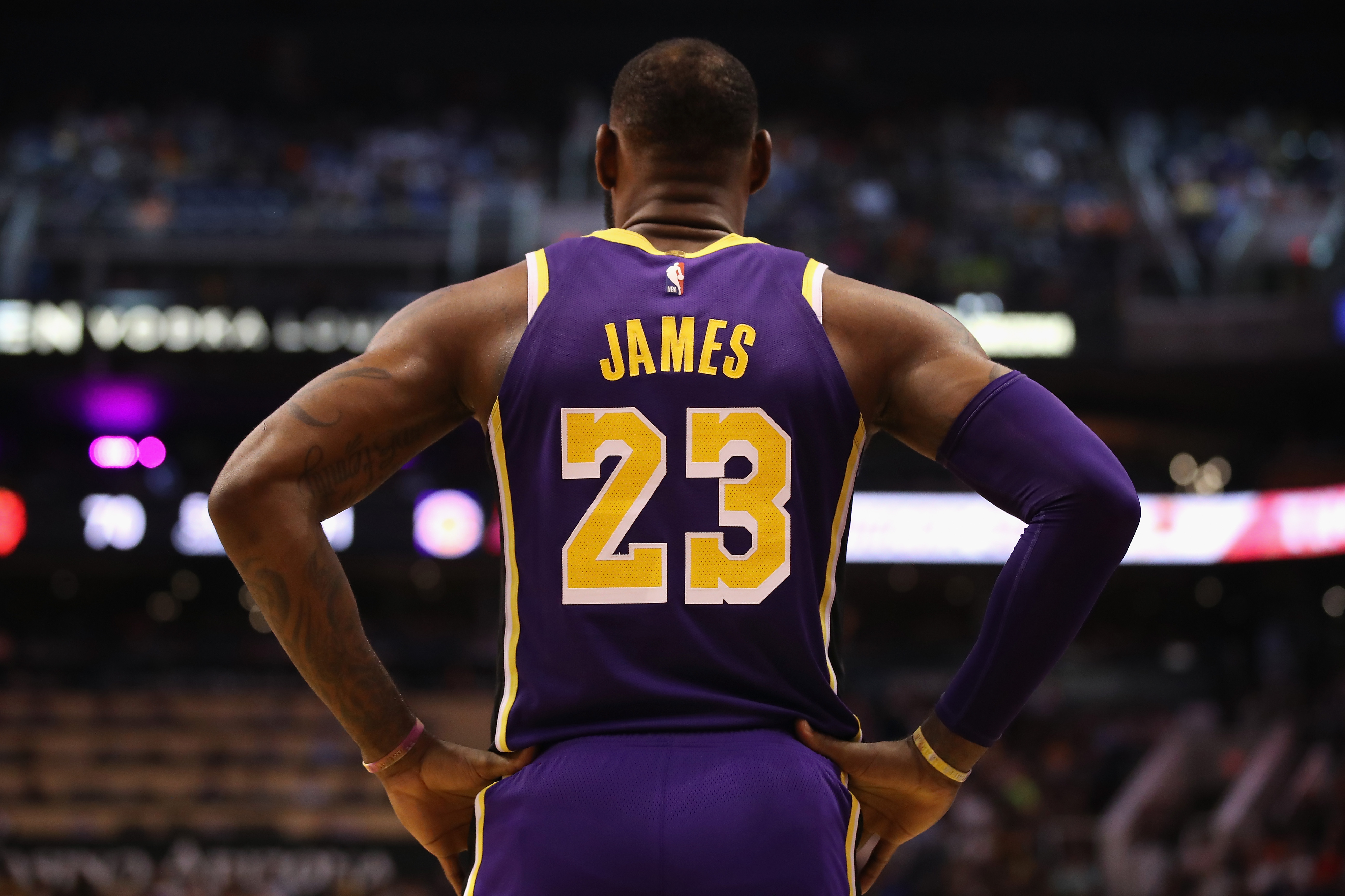 Kobe inspires LeBron in Lakers' first home win