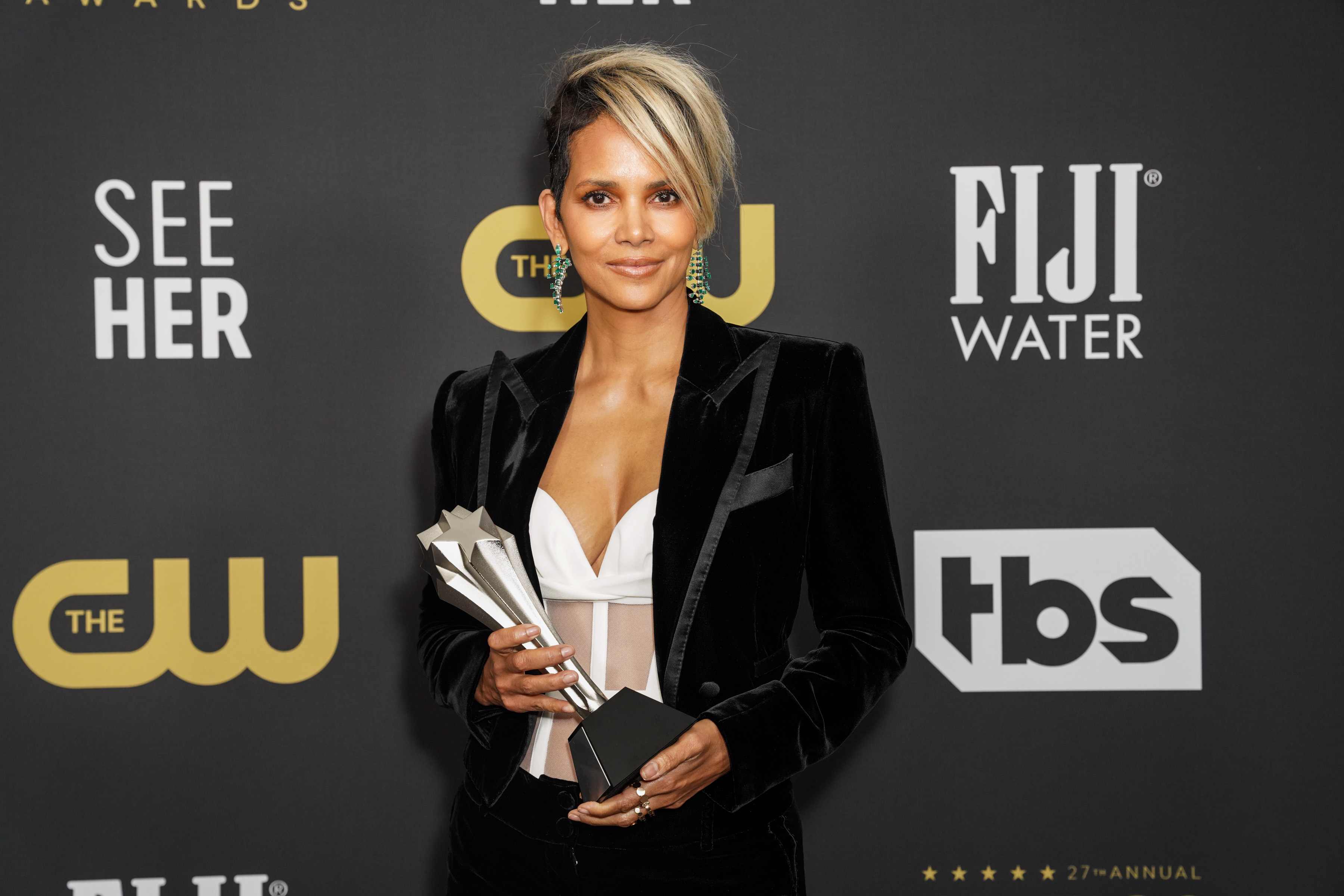 Halle Berry shows off incredibly bold and unrecognizable look as