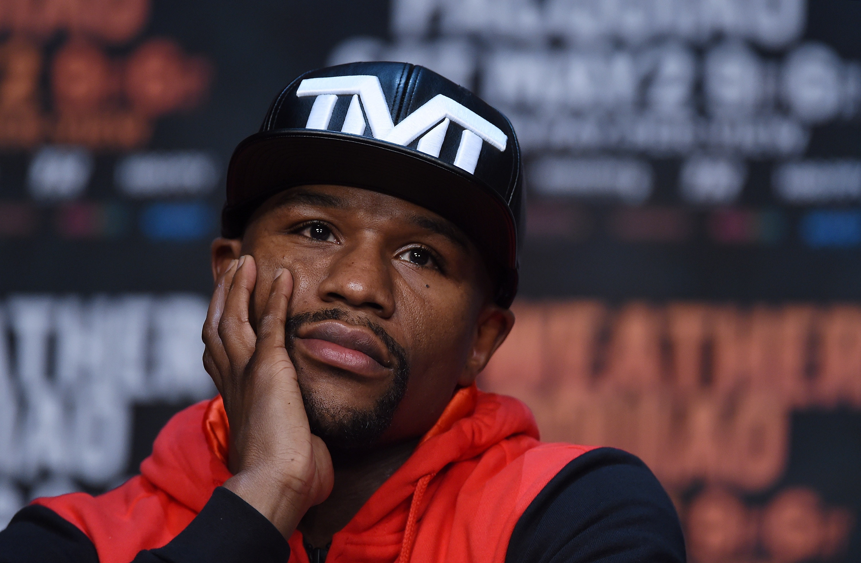 Floyd Mayweather’s Team Member Hits Fan Who Asked For Photo: Report
