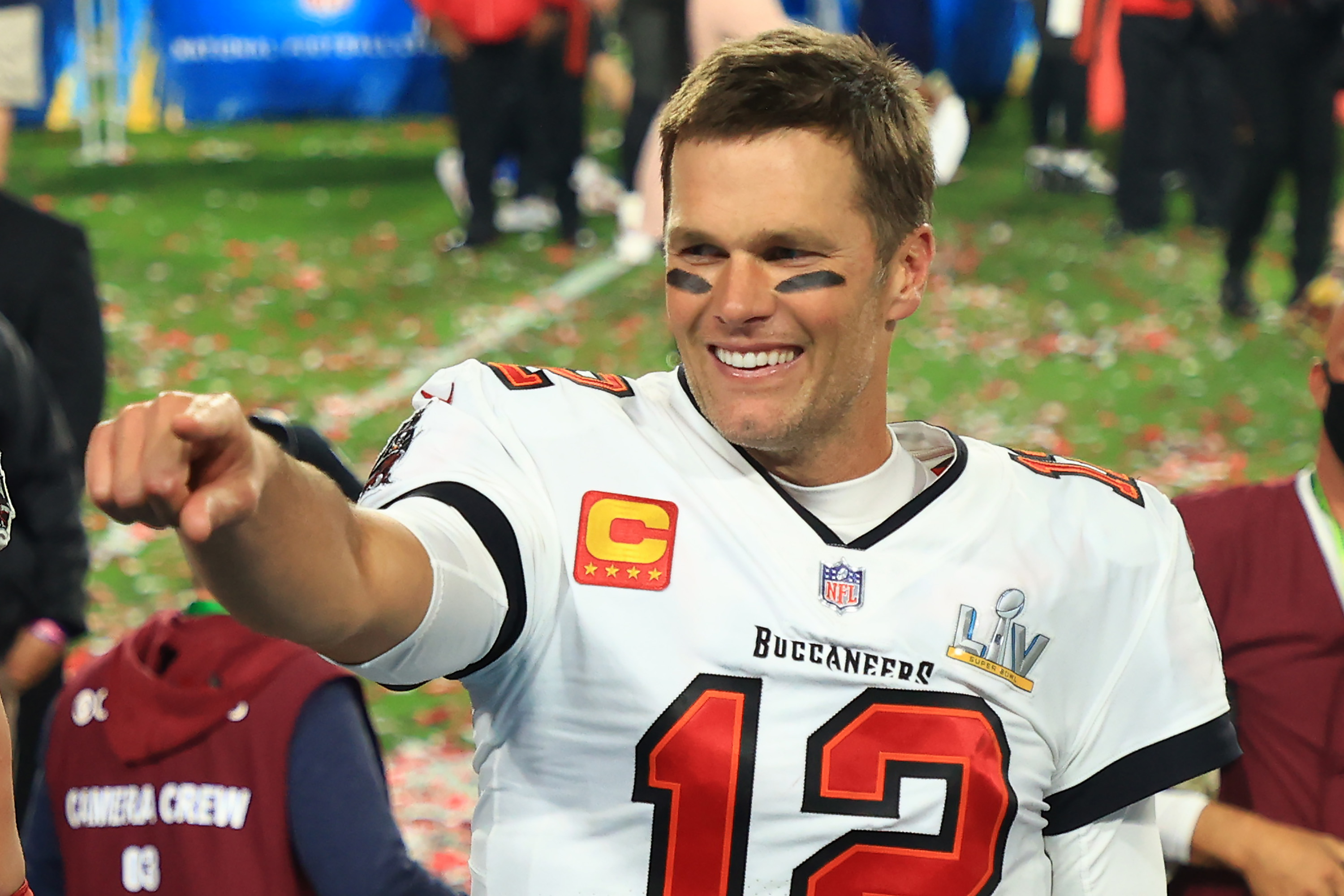 Tom Brady helps the fan out who bought his final TD ball for 500K 