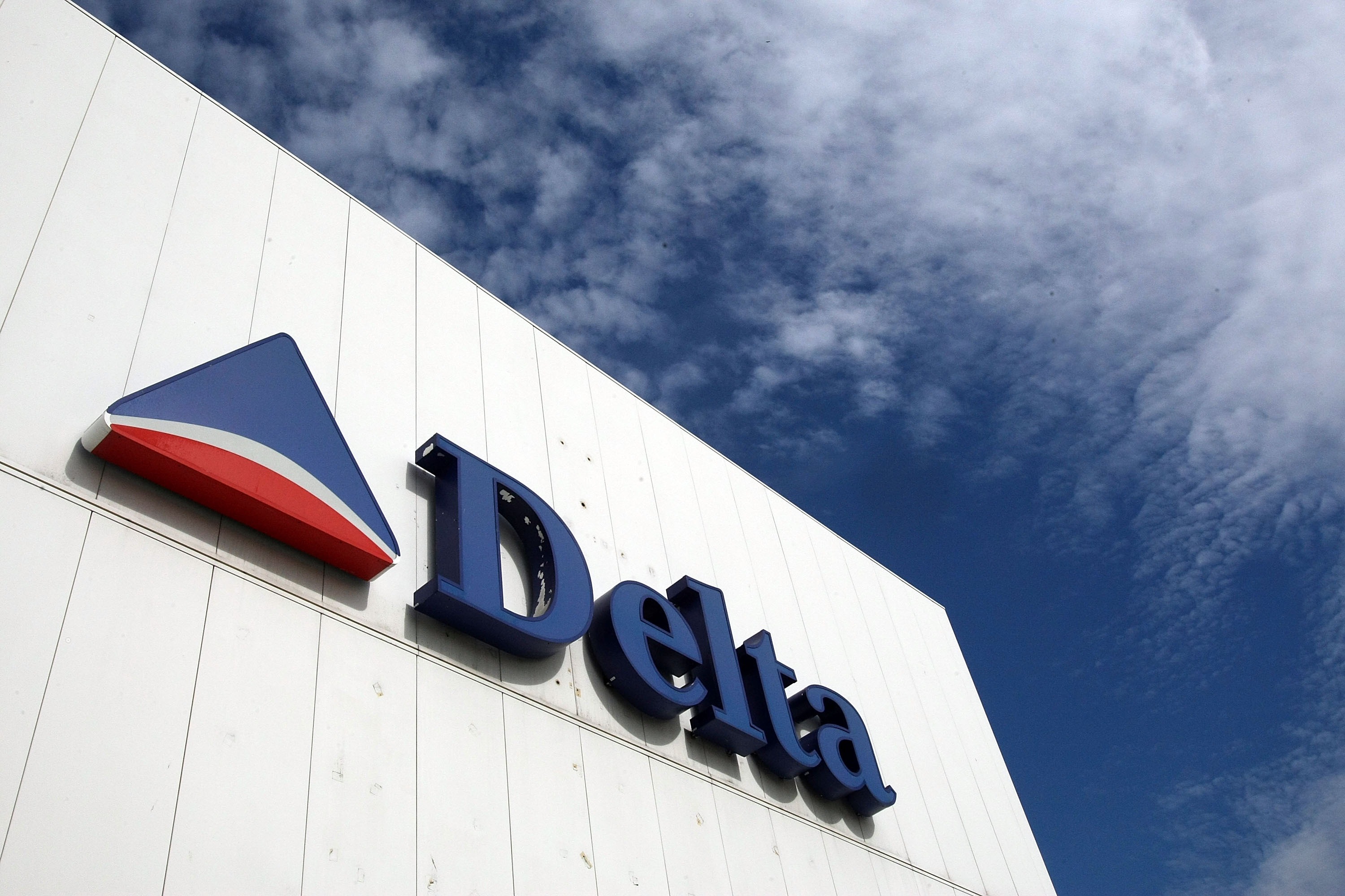 Delta Flight Attendant Goes Viral After Delivering Safety Rap To Passengers