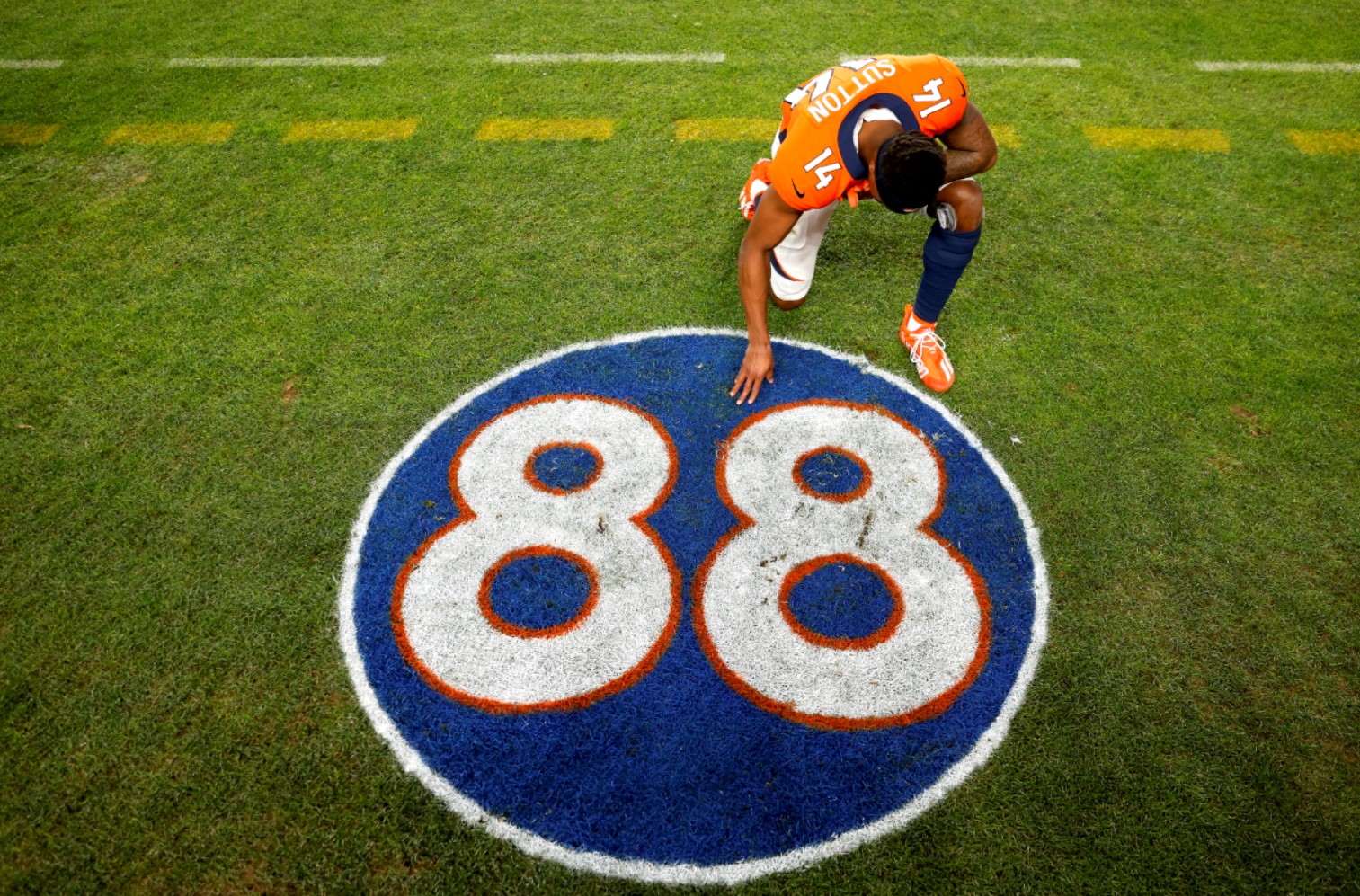 Broncos take delay of game penalty to begin game vs. Lions in honor of  Demaryius Thomas